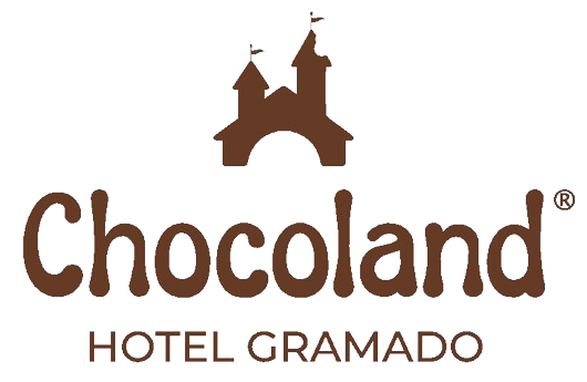 O logotipo do hotel chocoland gramado tem um castelo