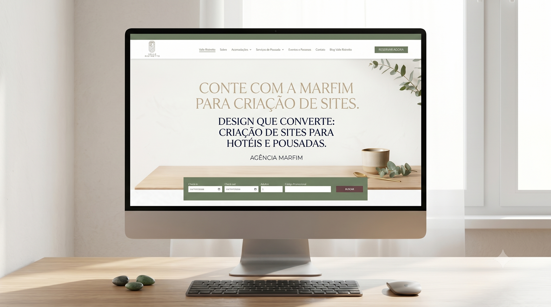 Tela de computador desktop com layout minimalista de site para hotéis e pousadas criado pela Agência