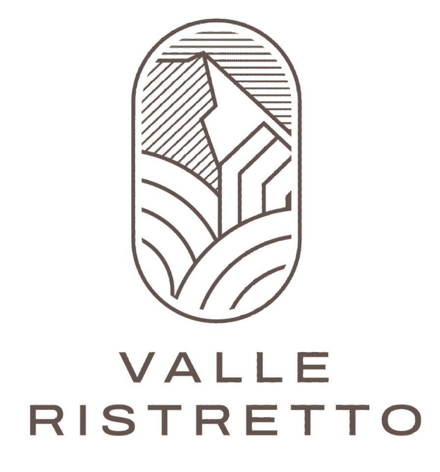 O logotipo do valle ristretto é um desenho de uma montanha e um campo.