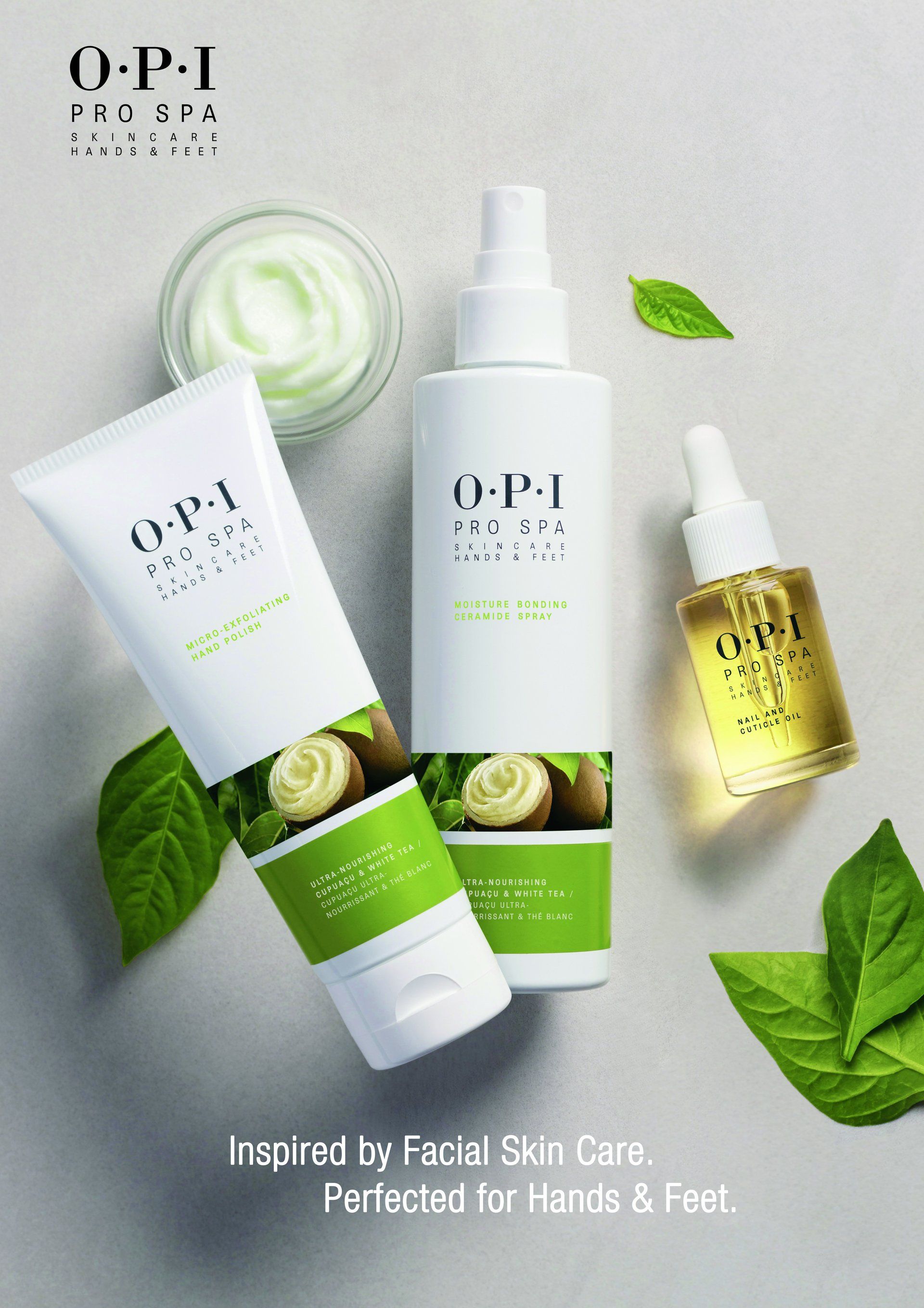 Een fles lotion, een spuitfles en een fles olie staan op een tafel.