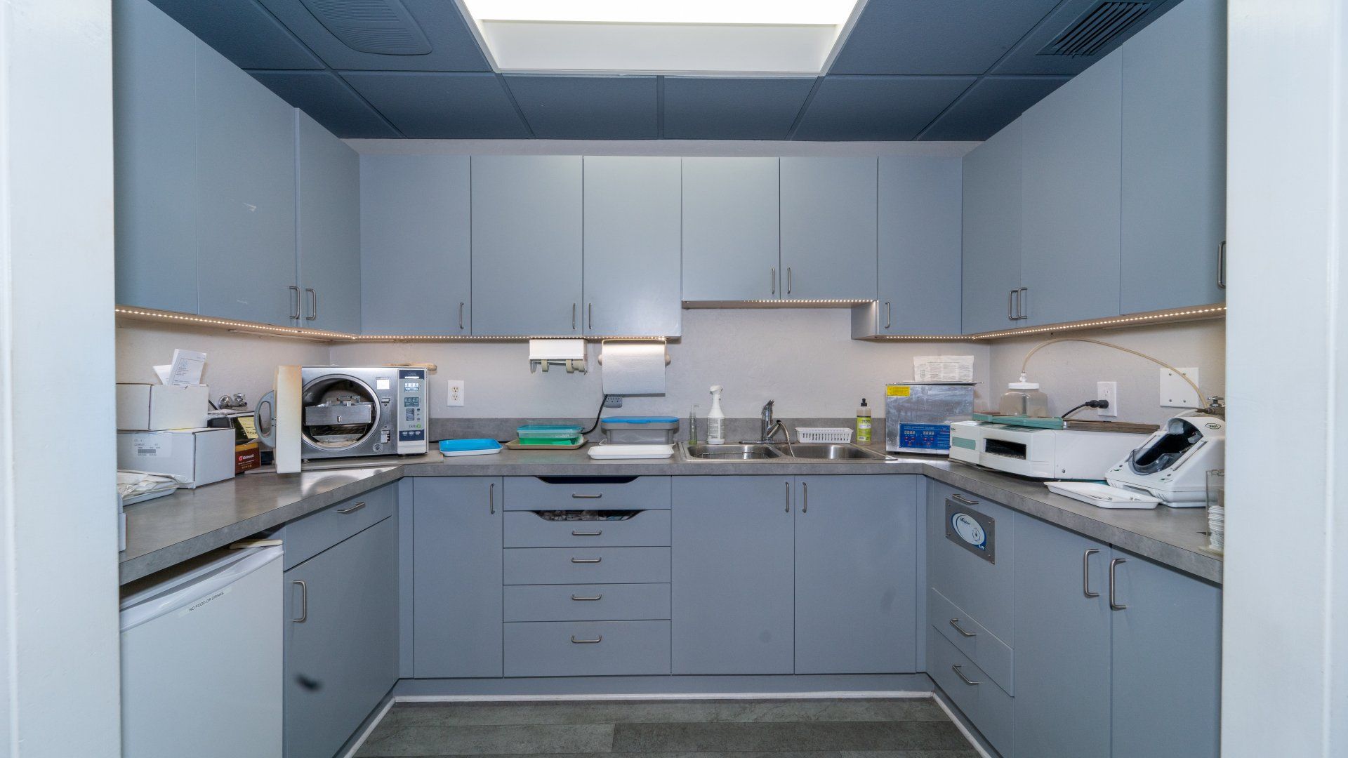 A kitchen with a lot of cabinets and appliances in it.