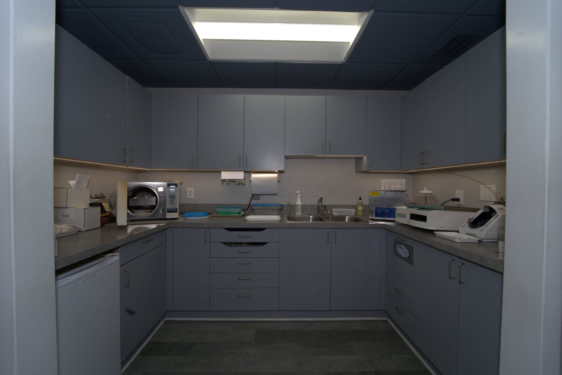 A kitchen with a lot of cabinets and appliances.