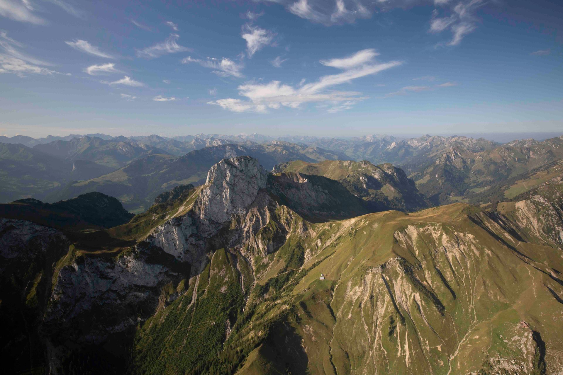 Berner Oberland aus der Perspektive eines Ballon. Ballonfahrt Richtung Thunersee