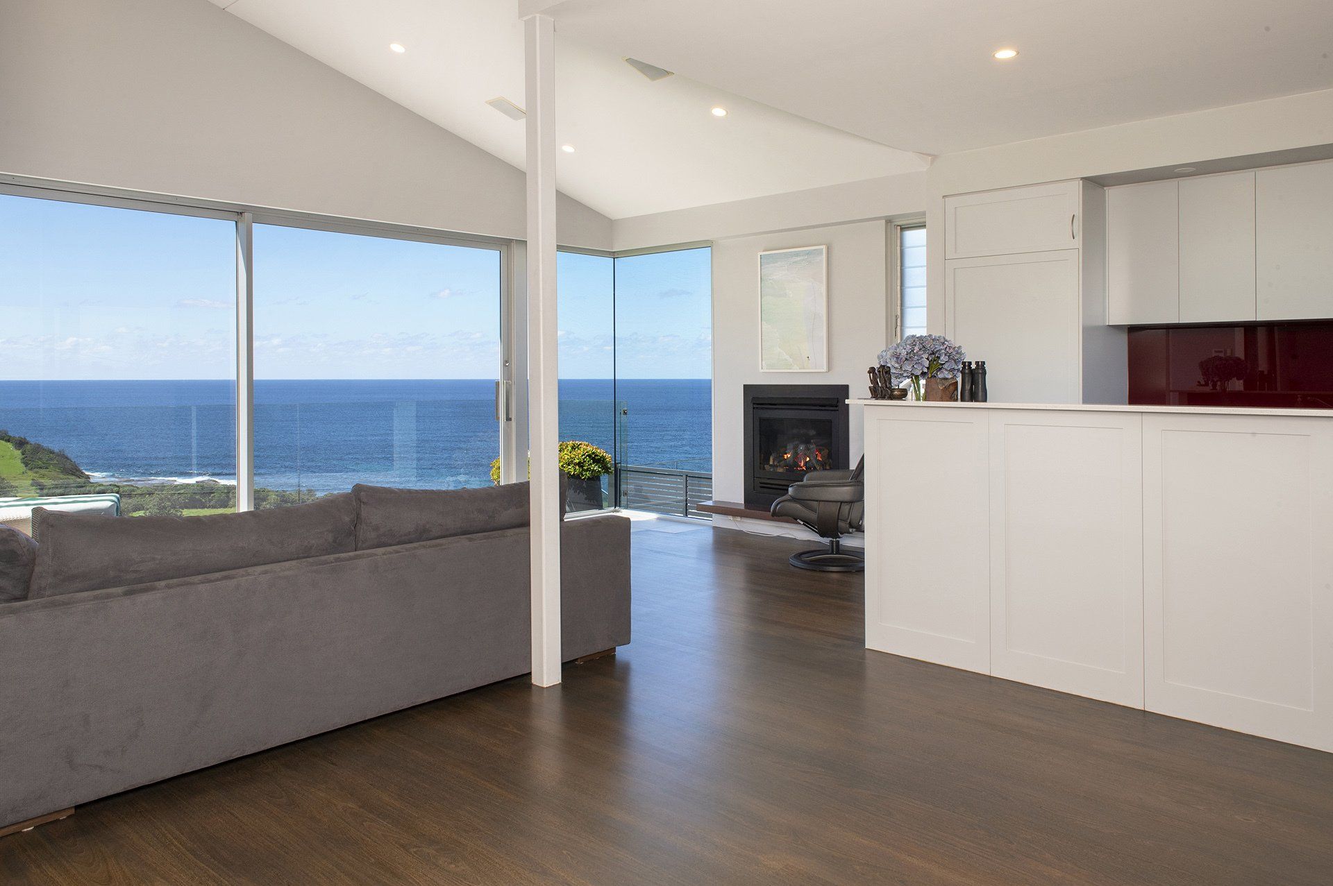 sitting room with gas log fireplace