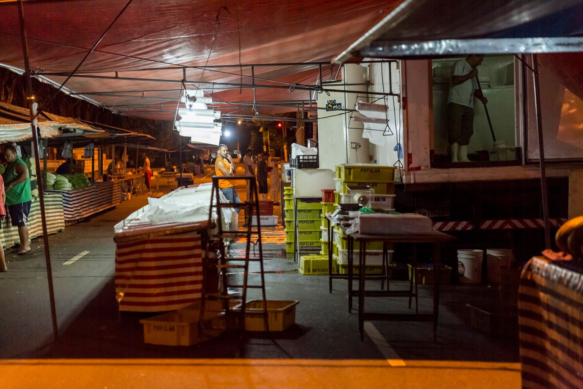 Fotografia autoral de feira livre em São Paulo — preparativos