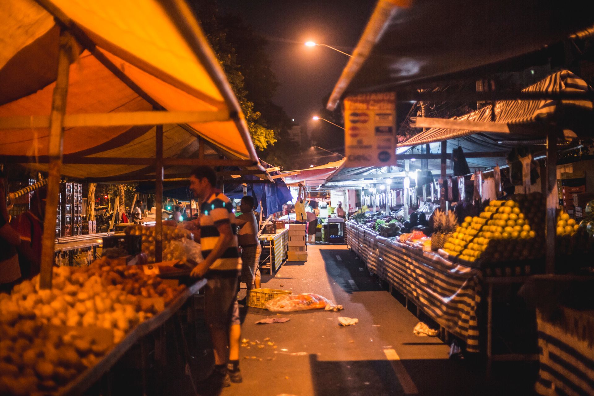 Fotografia autoral de feira livre em São Paulo — montagem 