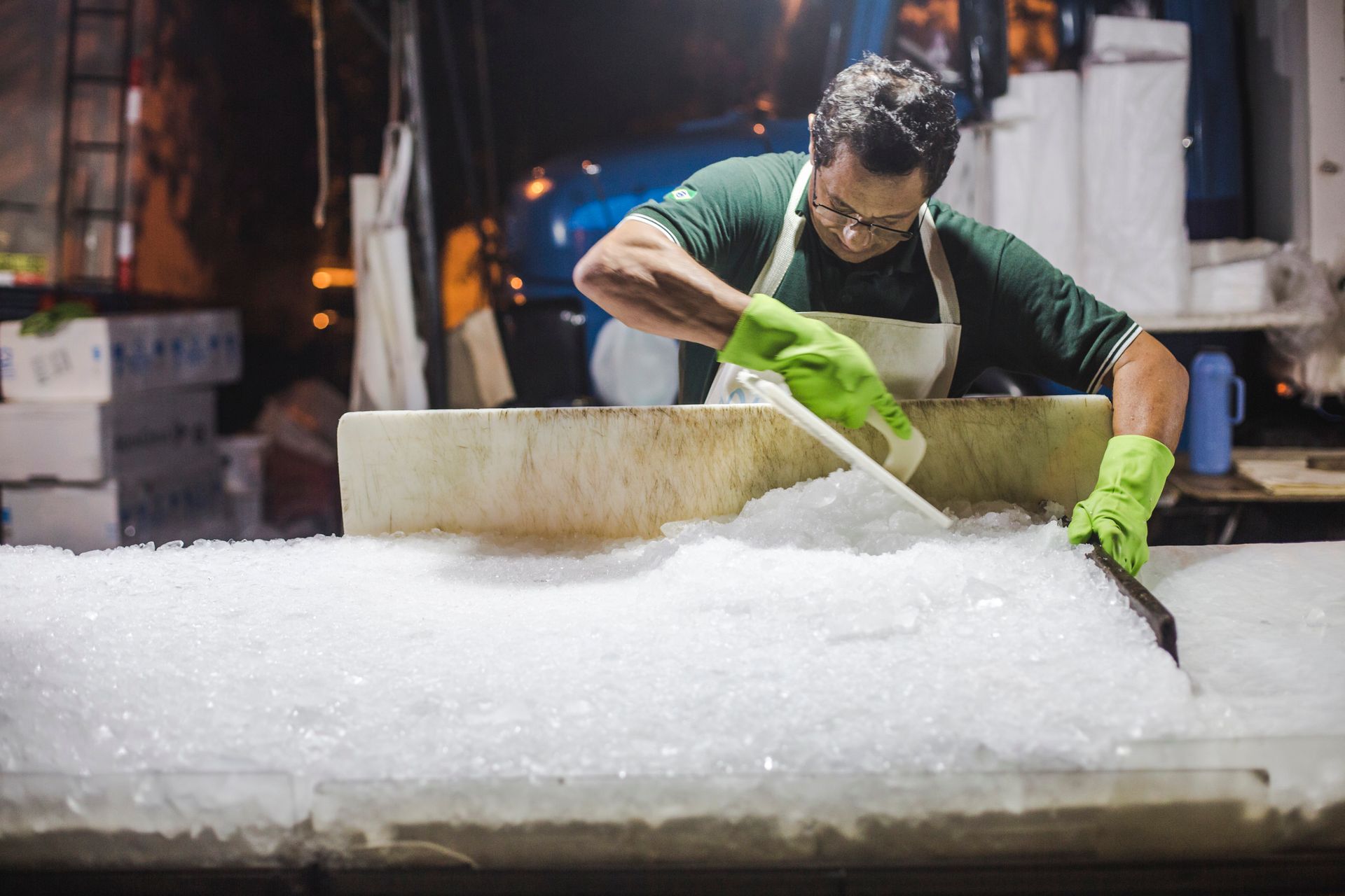 Fotografia autoral de feira livre em São Paulo — montagem barraca de peixe