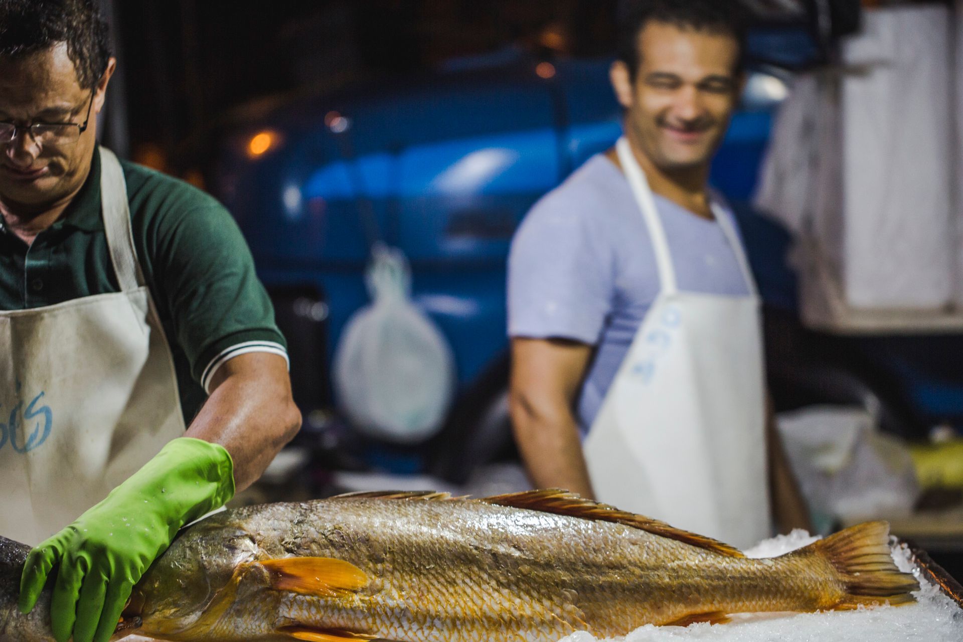 Fotografia autoral de feira livre em São Paulo — montagem barraca de peixe