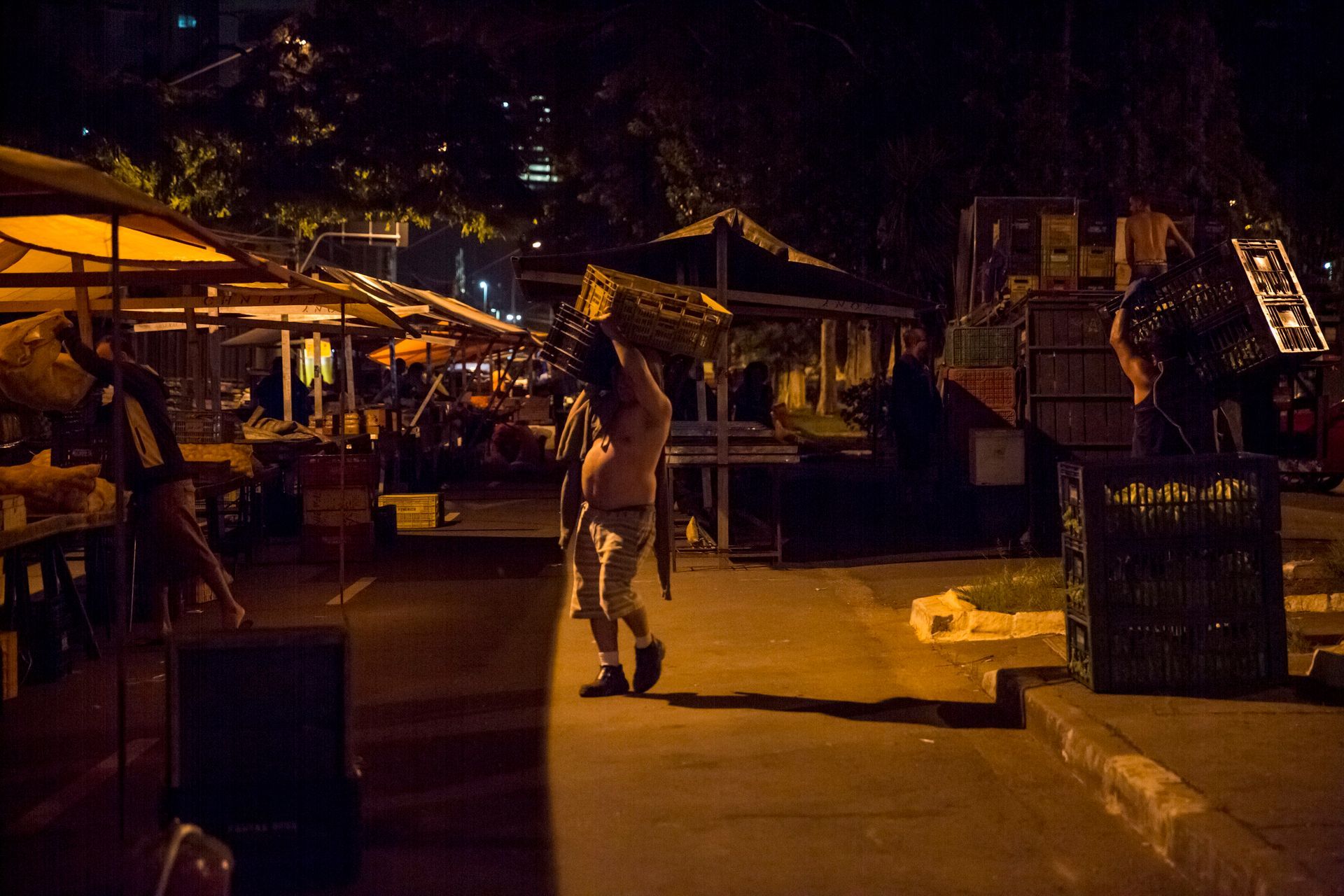 Fotografia autoral de feira livre em São Paulo — montagem 