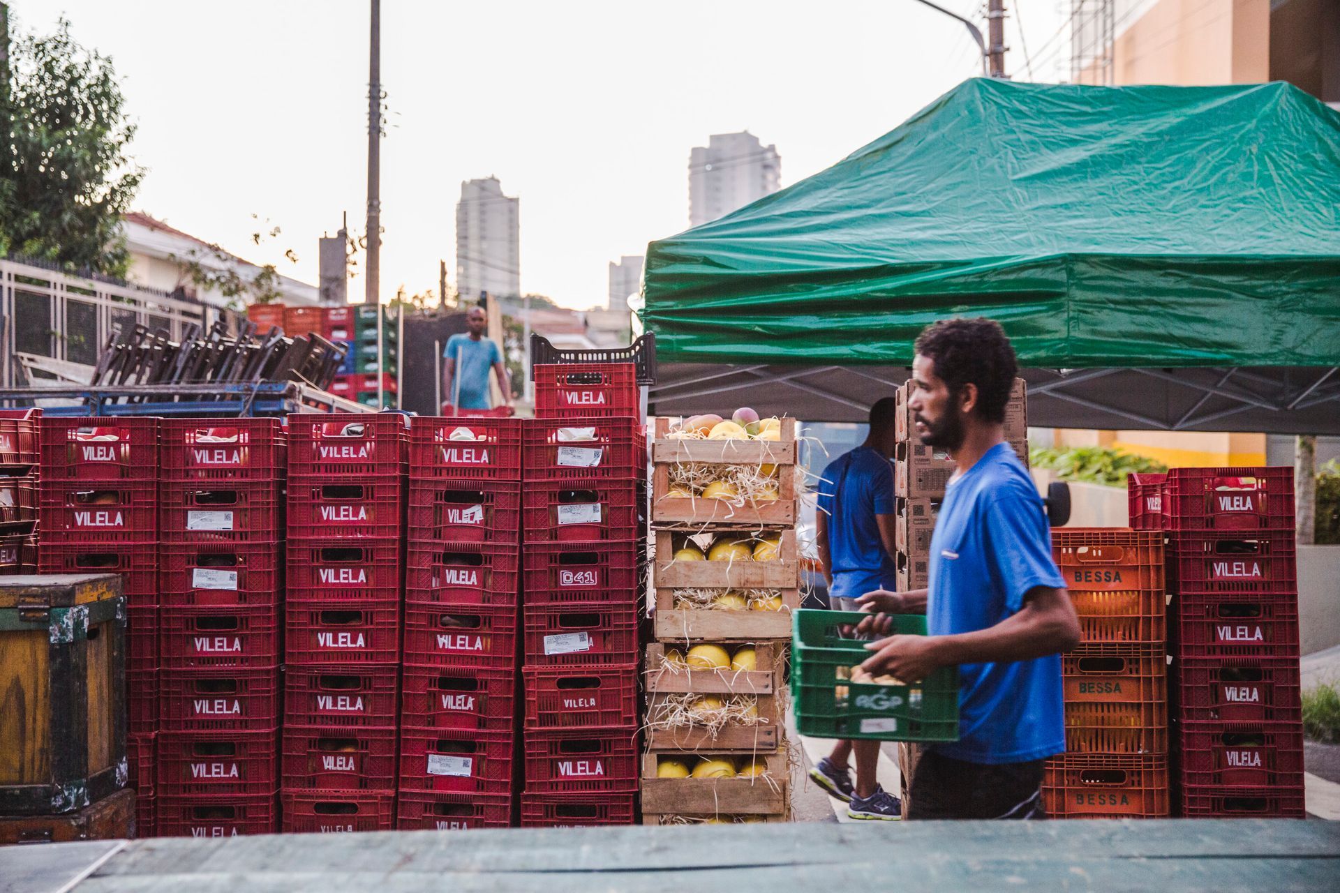 Fotografia autoral de feira livre em São Paulo — detalhe de caixotes