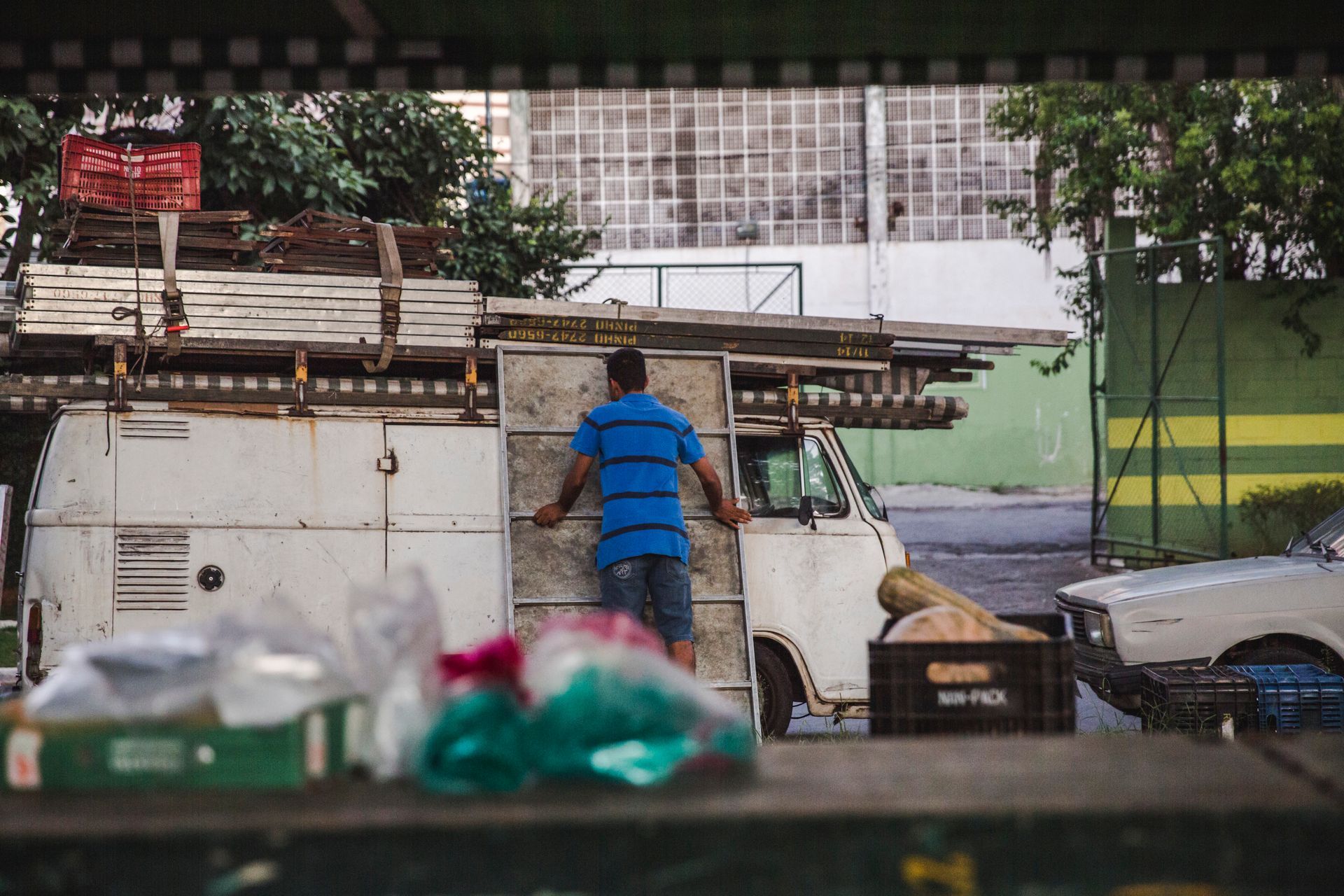Fotografia autoral de feira livre em São Paulo — detalhe de barraca