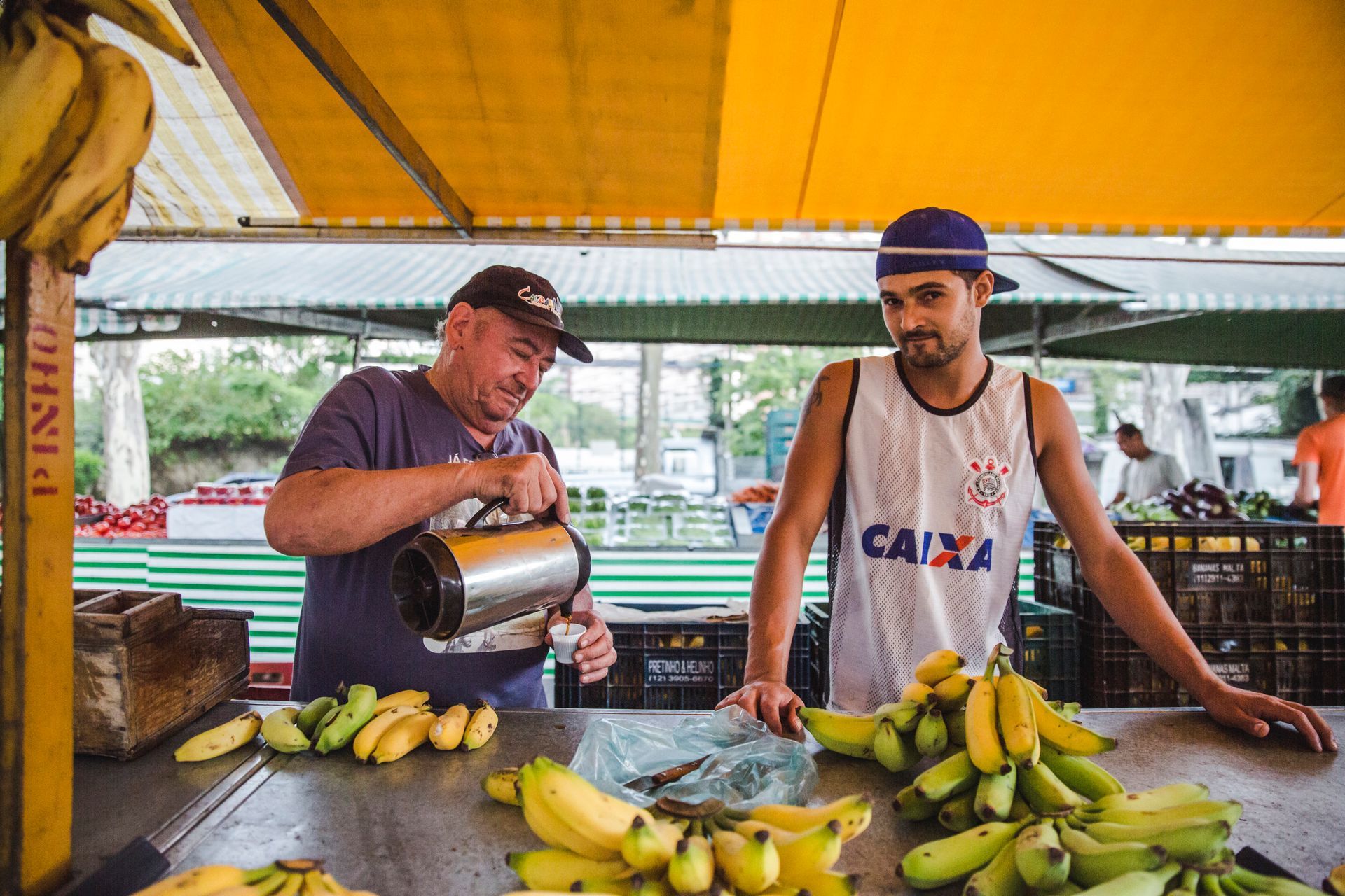 Fotografia autoral de feira livre em São Paulo — detalhe de barraca banana