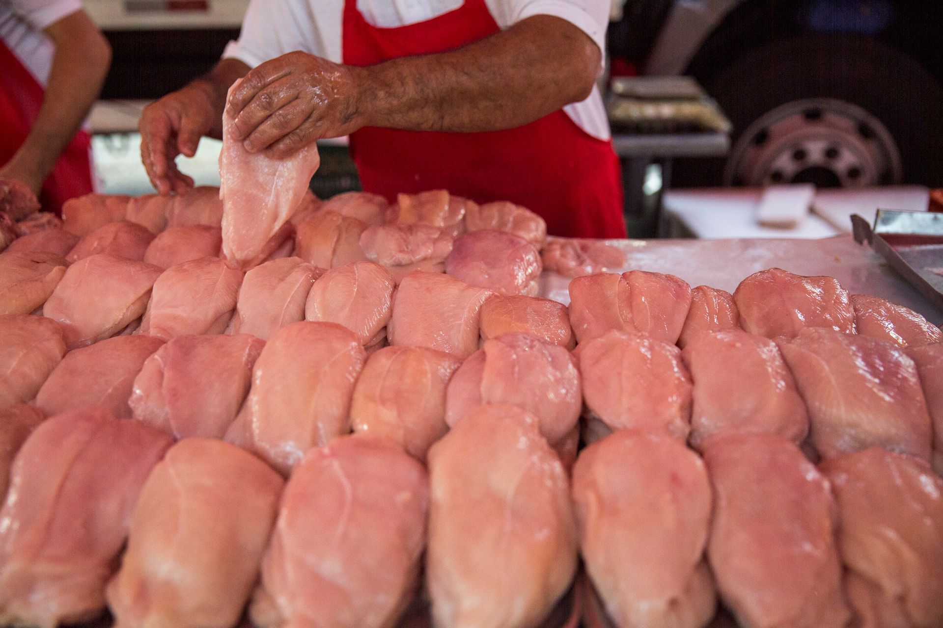 Fotografia autoral de feira livre em São Paulo — detalhe de barraca frango