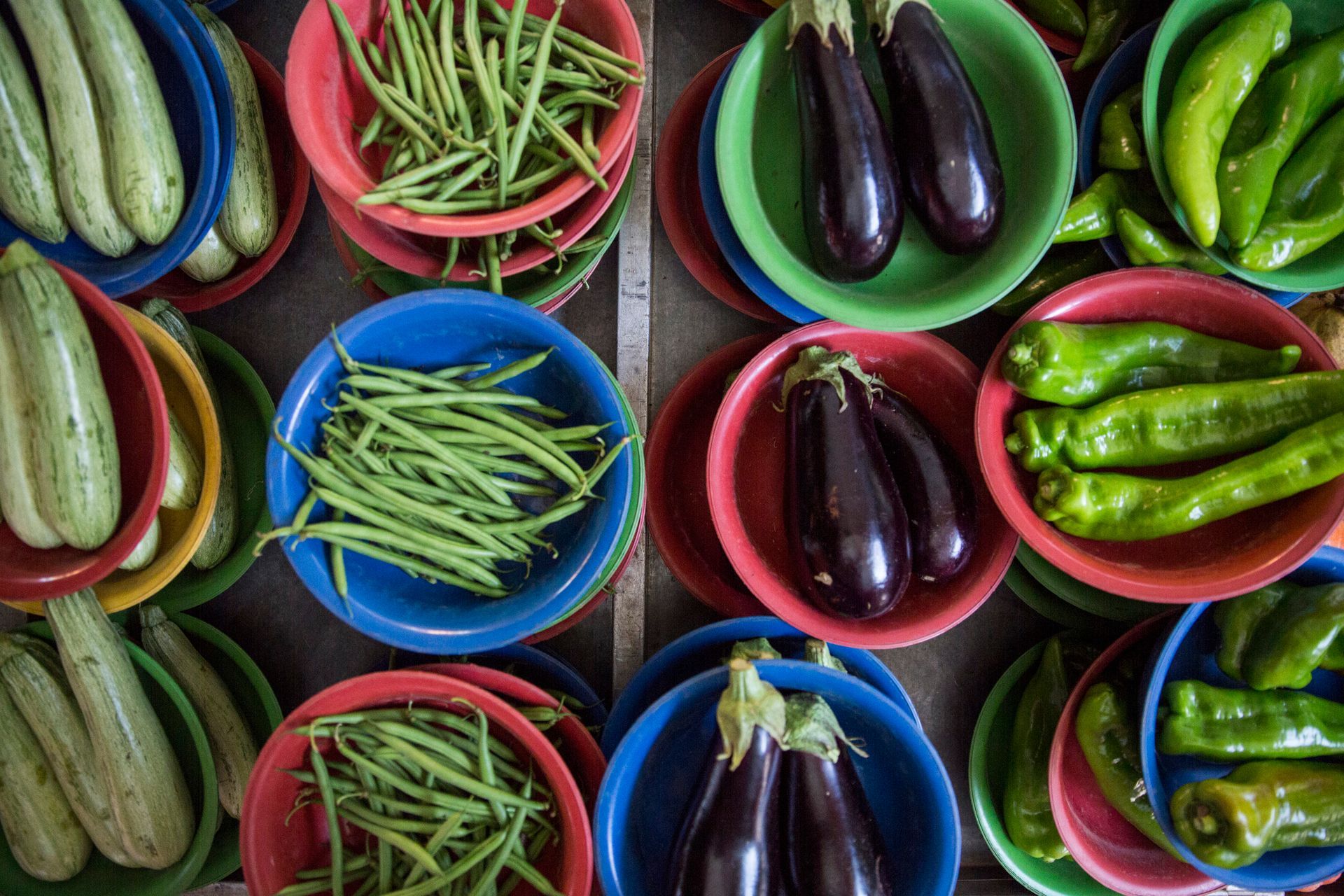 Fotografia autoral de feira livre em São Paulo — detalhe de barraca