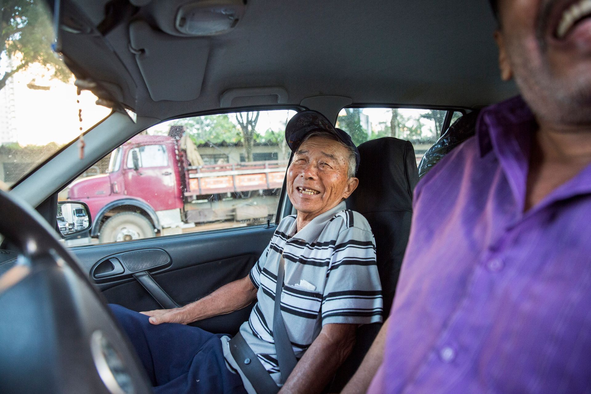 Fotografia autoral de feira livre em São Paulo — detalhe de feirante