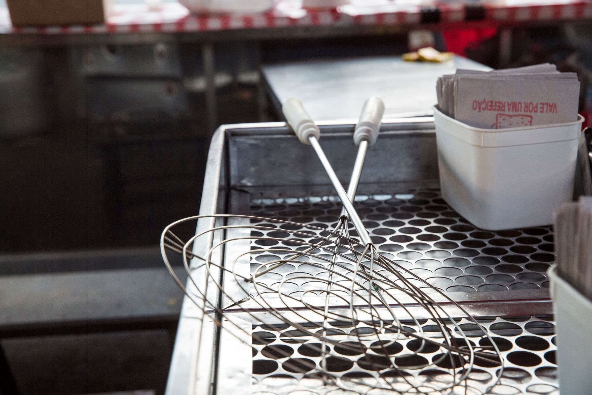 Fotografia autoral de feira livre em São Paulo — detalhe de barraca pastel