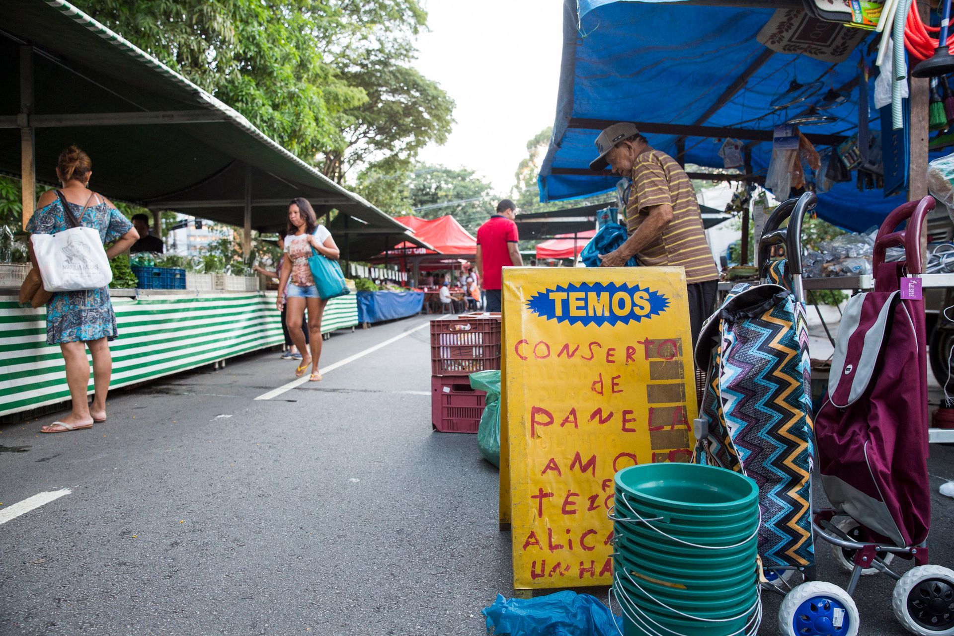 Fotografia autoral de feira livre em São Paulo — detalhe de barraca