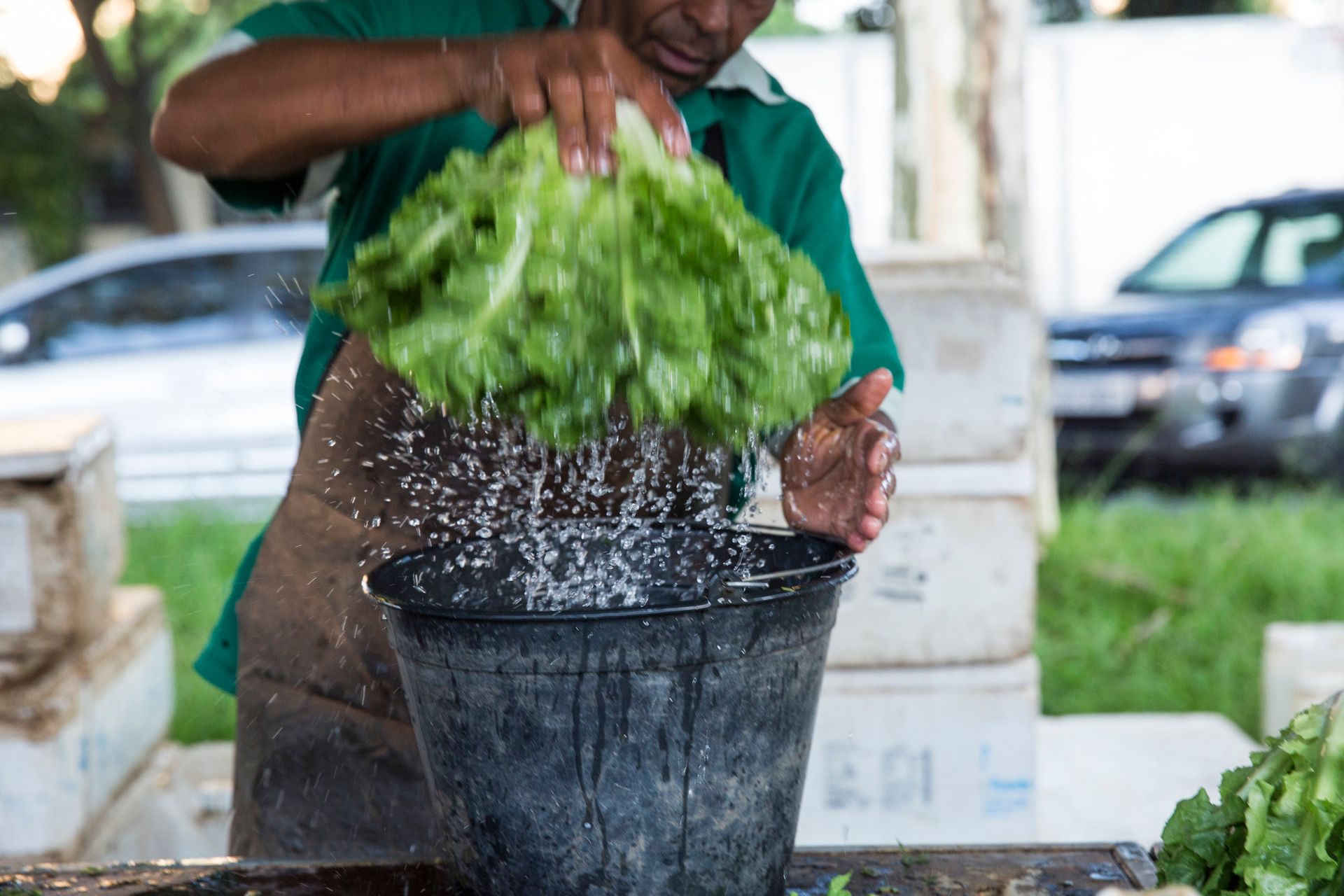 Fotografia autoral de feira livre em São Paulo — detalhe de barraca