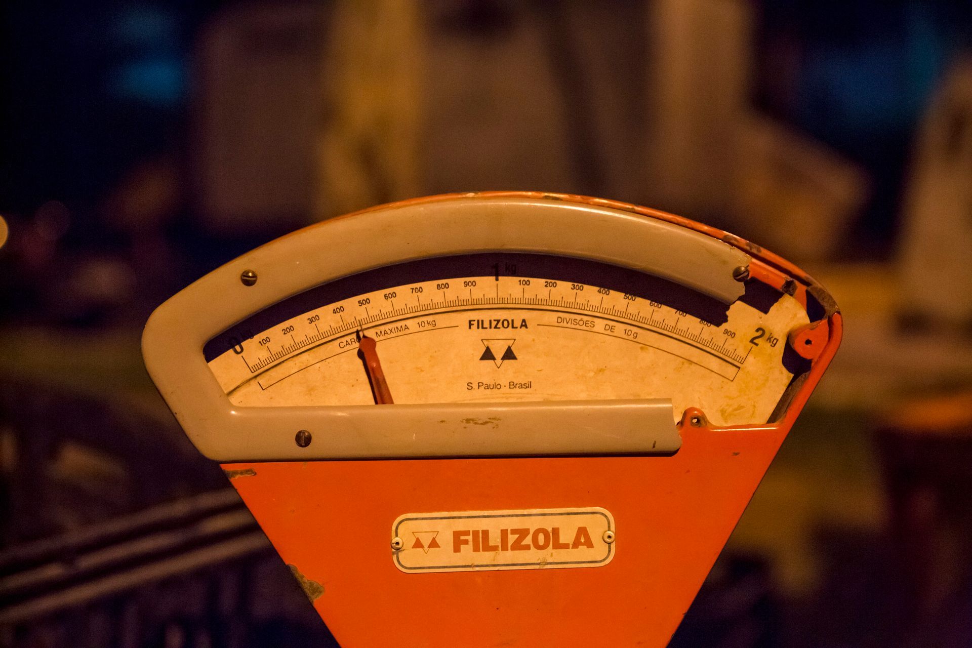 Fotografia autoral de feira livre em São Paulo — detalhe  balança  vintage filizola