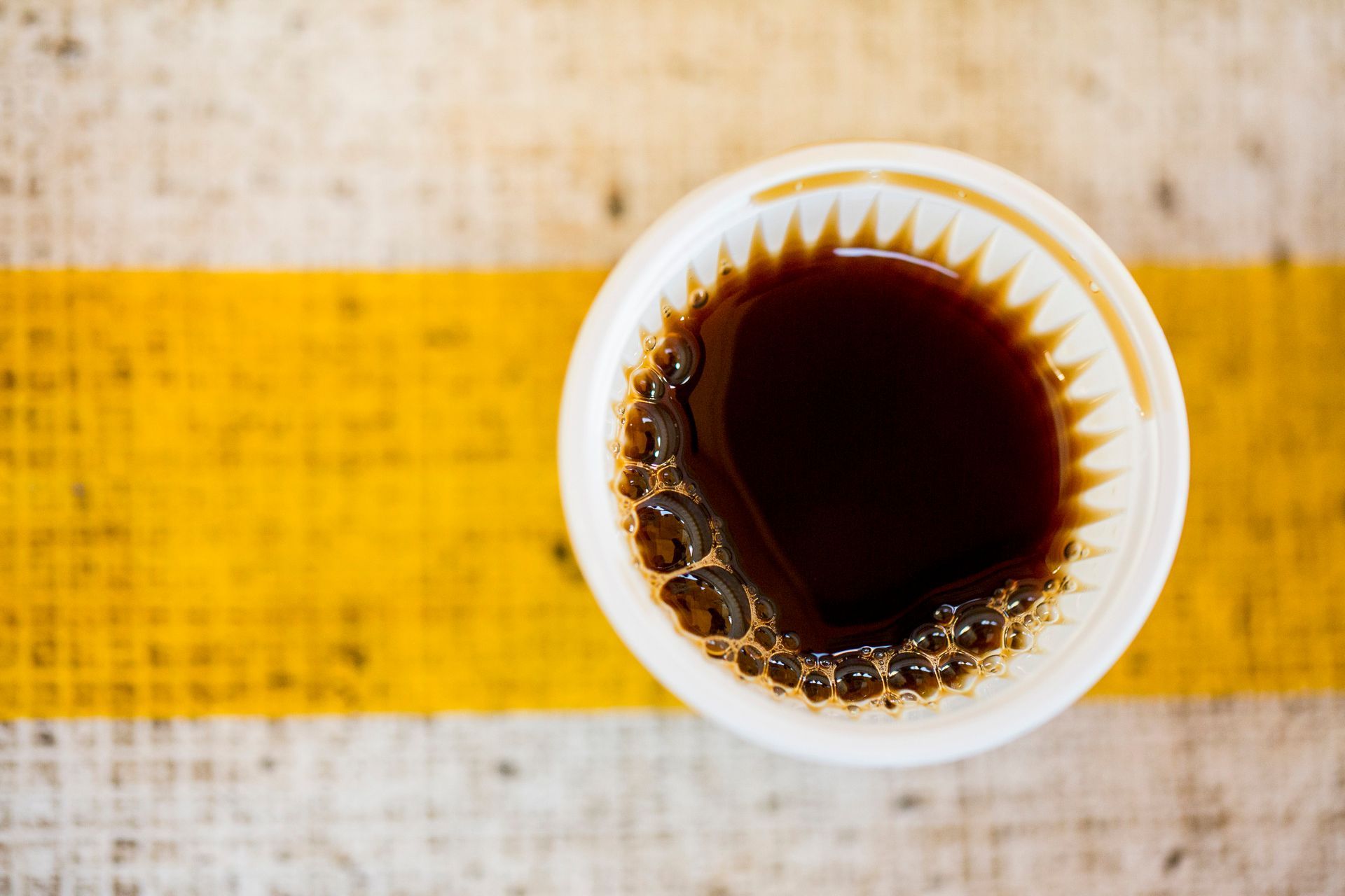 Fotografia autoral de feira livre em São Paulo — detalhe de cafe