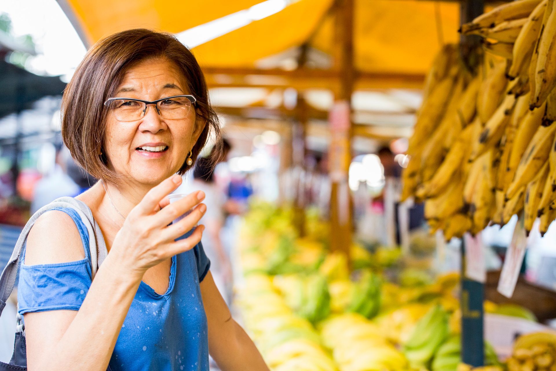 Fotografia autoral de feira livre em São Paulo — detalhe de barraca colorida