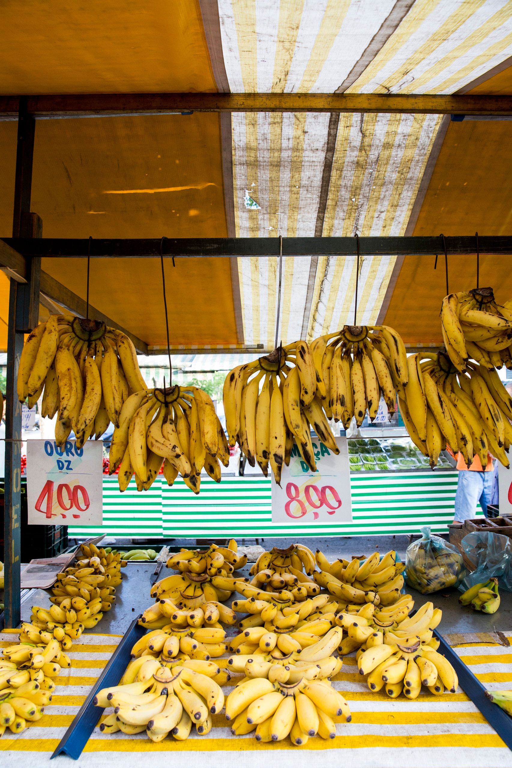 Fotografia autoral de feira livre em São Paulo — detalhe de banana