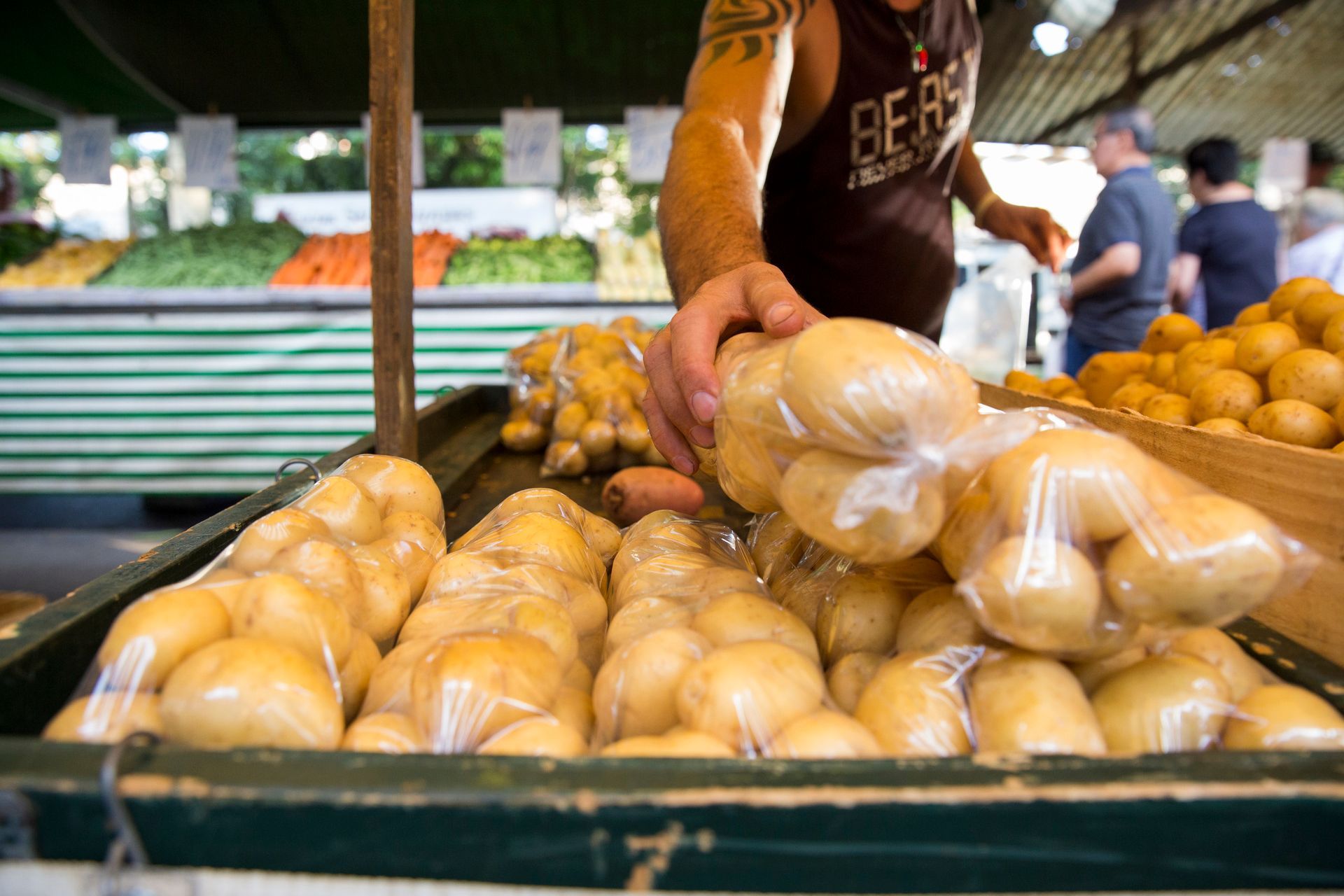 Fotografia autoral de feira livre em São Paulo — detalhe de batata