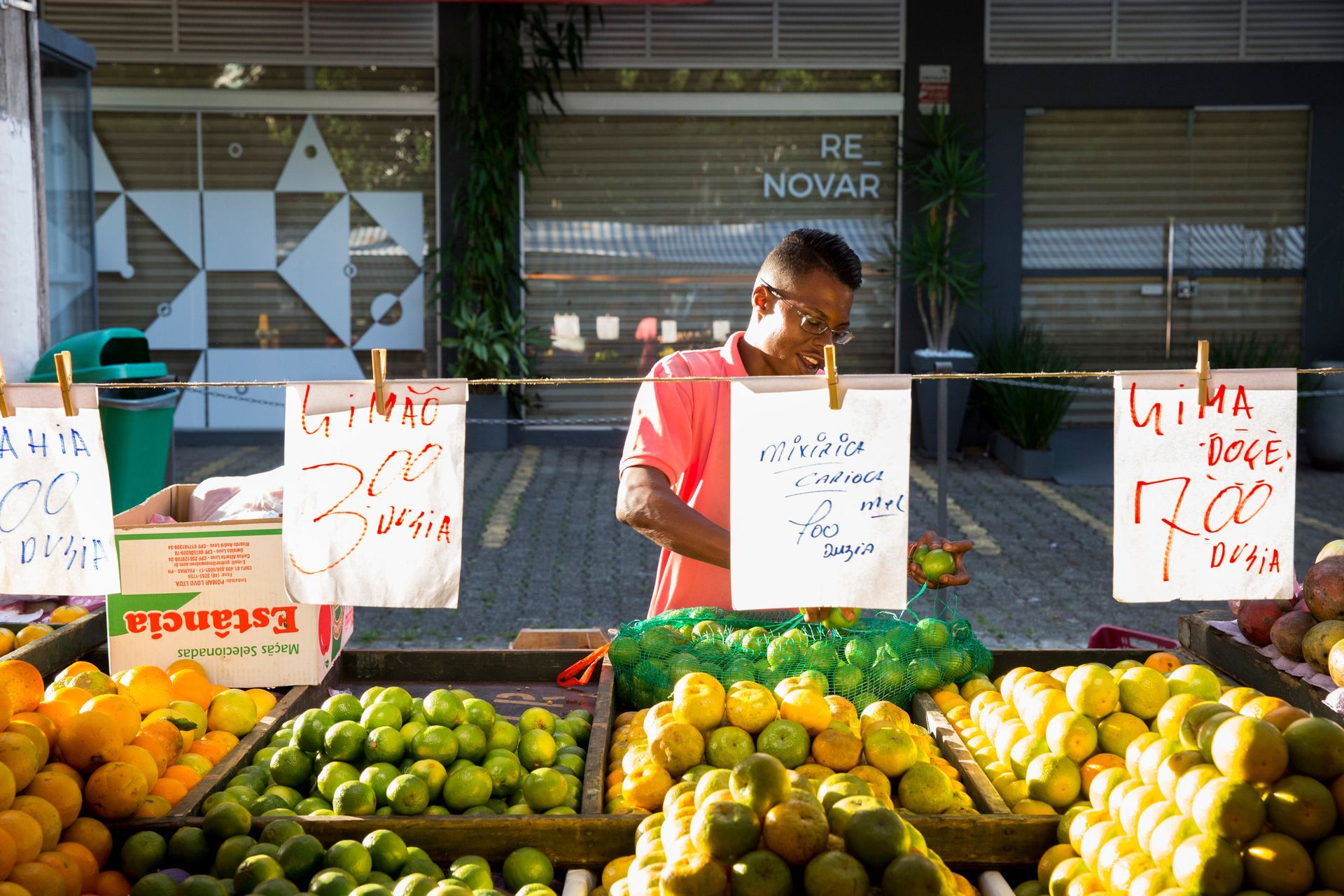 Fotografia autoral de feira livre em São Paulo — detalhe de barraca colorida
