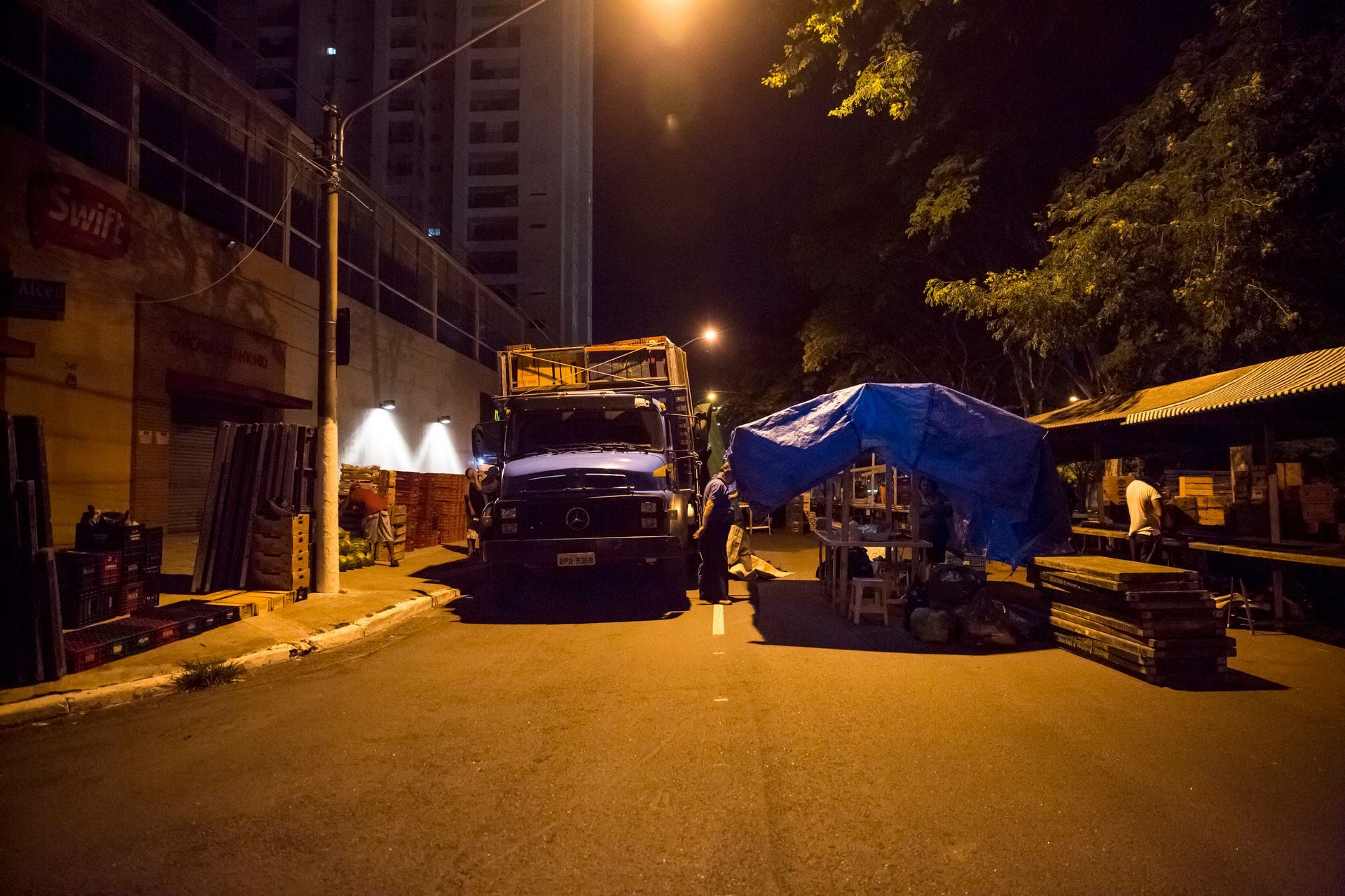 Fotografia autoral de feira livre em São Paulo — montagem 