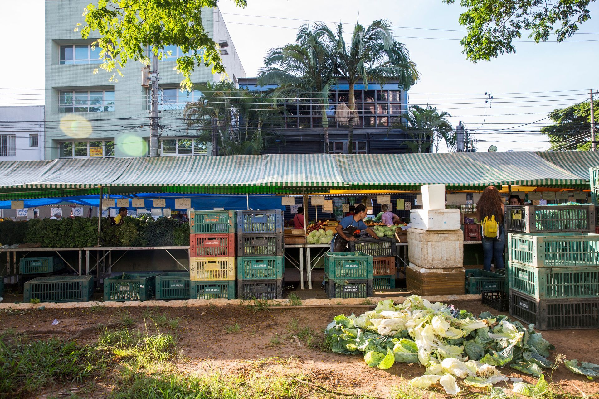 Fotografia autoral de feira livre em São Paulo — detalhe de barraca colorida