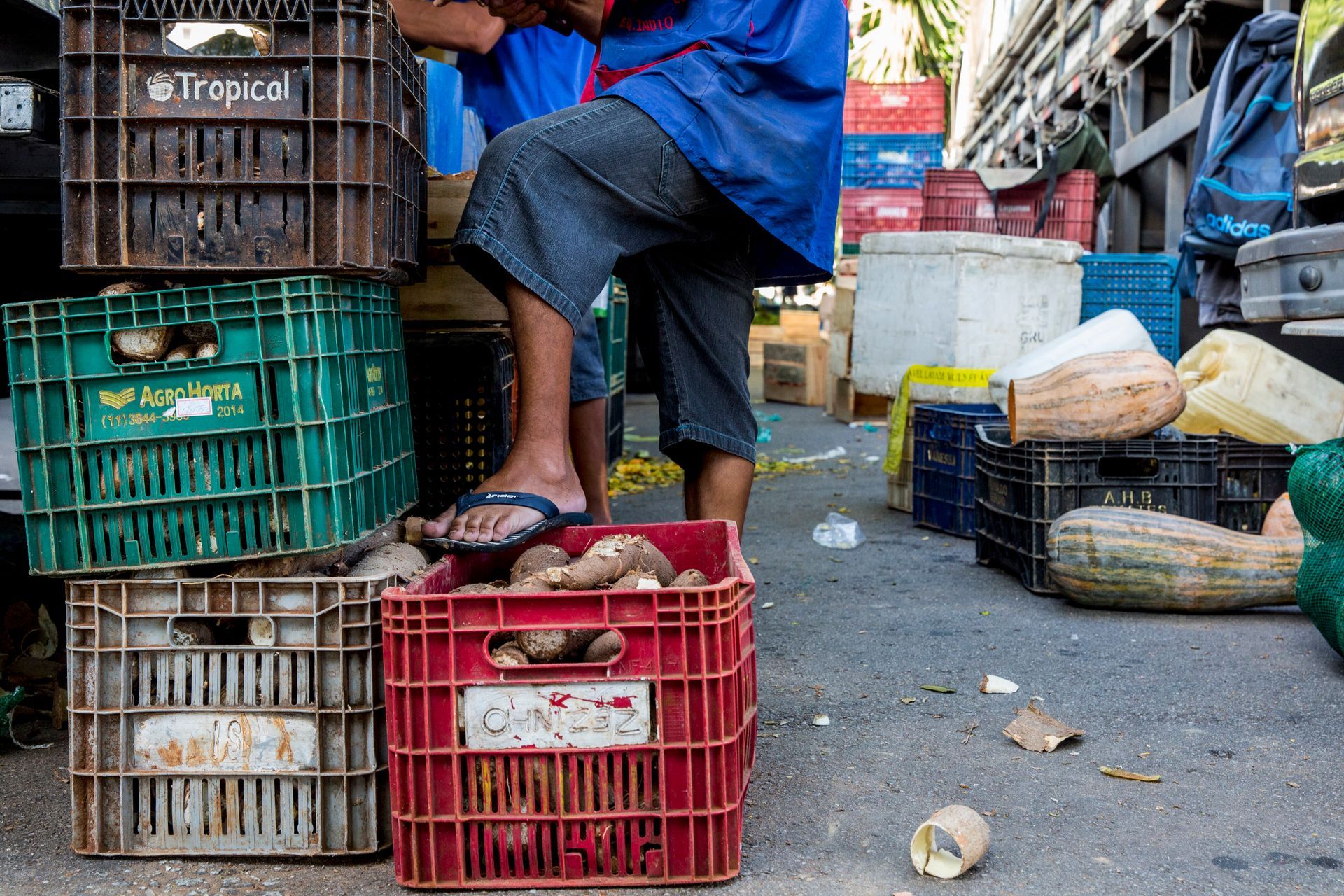 Fotografia autoral de feira livre em São Paulo — detalhe de caixotes