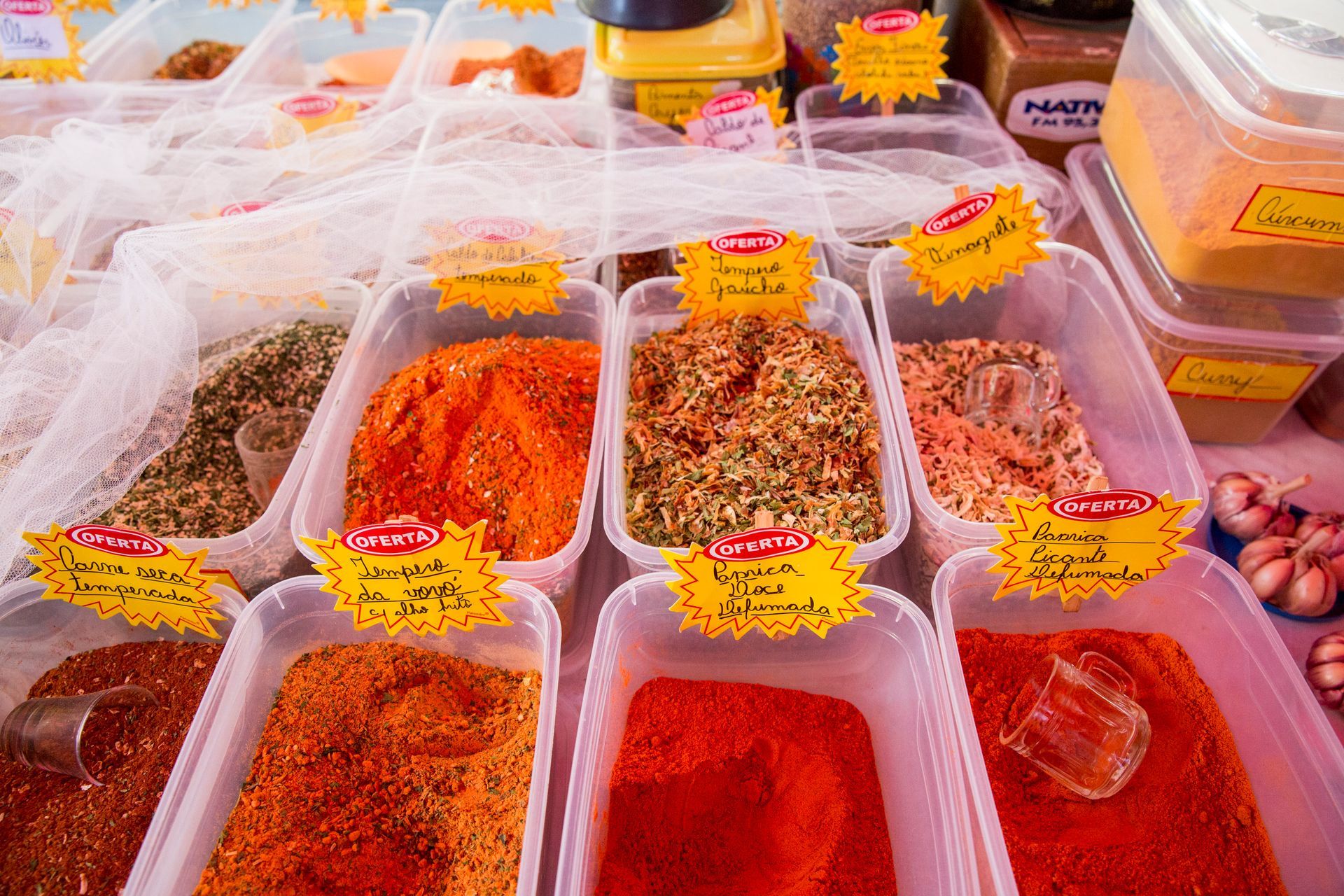 Fotografia autoral de feira livre em São Paulo — detalhe de barraca temperos