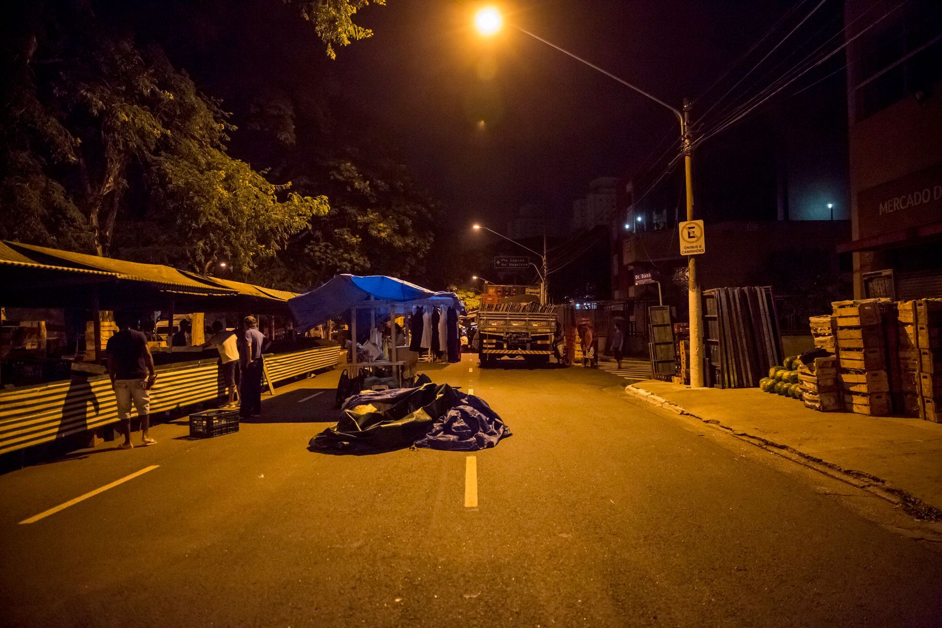 Fotografia autoral de feira livre em São Paulo — montagem 