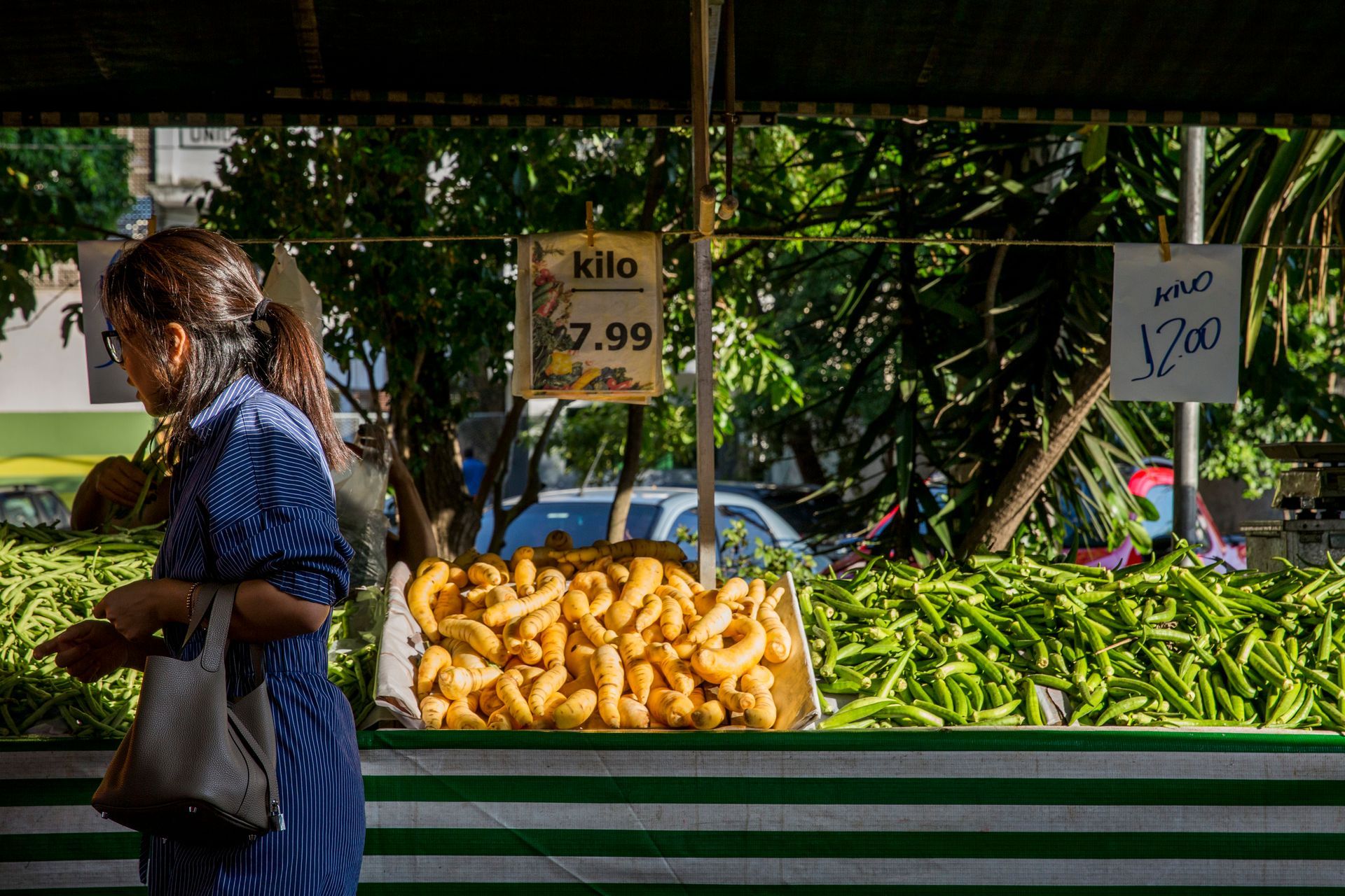 Fotografia autoral de feira livre em São Paulo — detalhe de barraca 