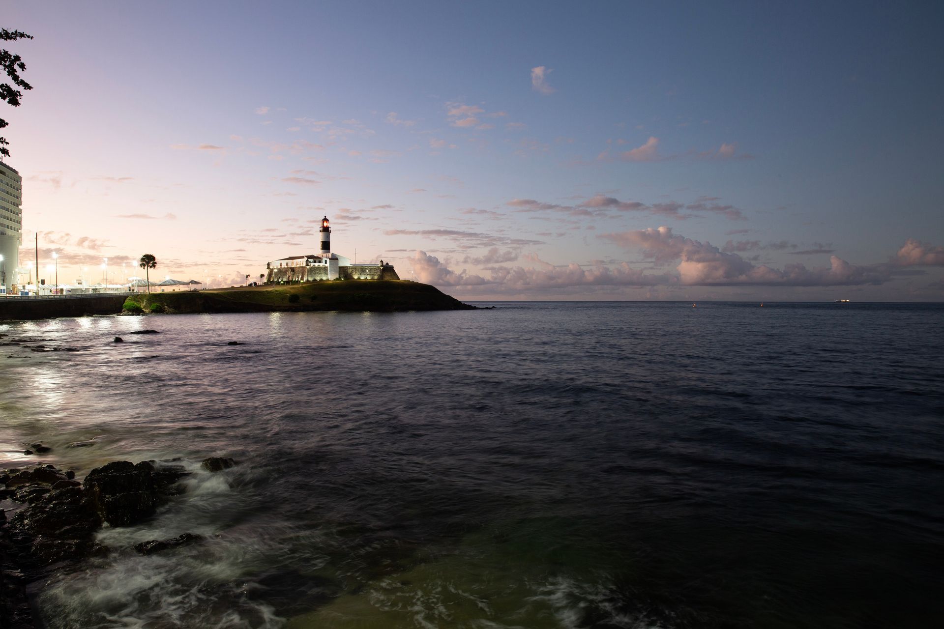 Fotografia fine art do Farol da Barra ao nascer do sol, Salvador, Bahia