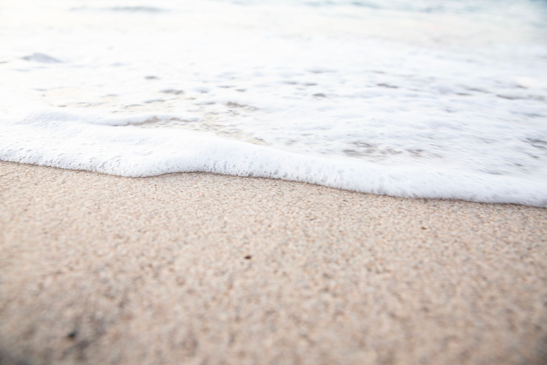 Fotografia fine art mar encostando na areia de salvador ao nascer do sol