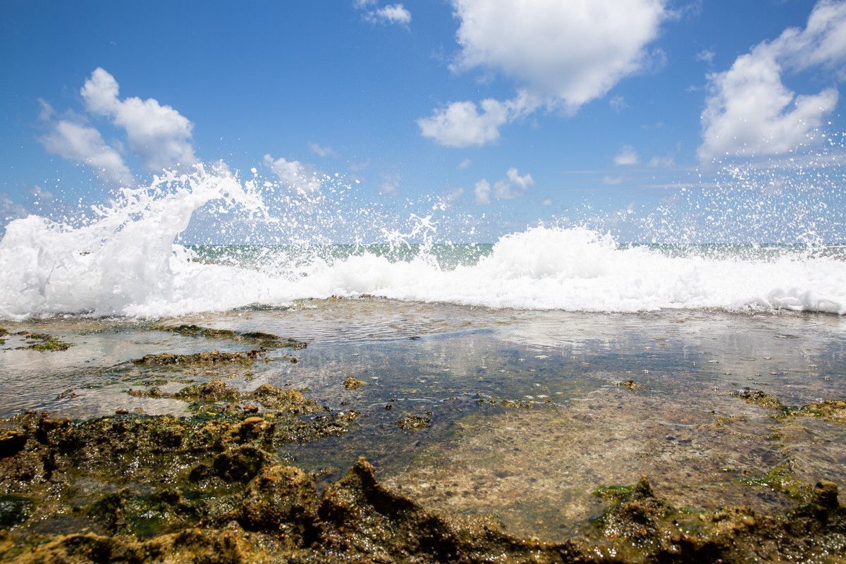 Fotografia fine art do mar de arempebe, camaçari Bahia litoral norte, splash da onda, mare baixa