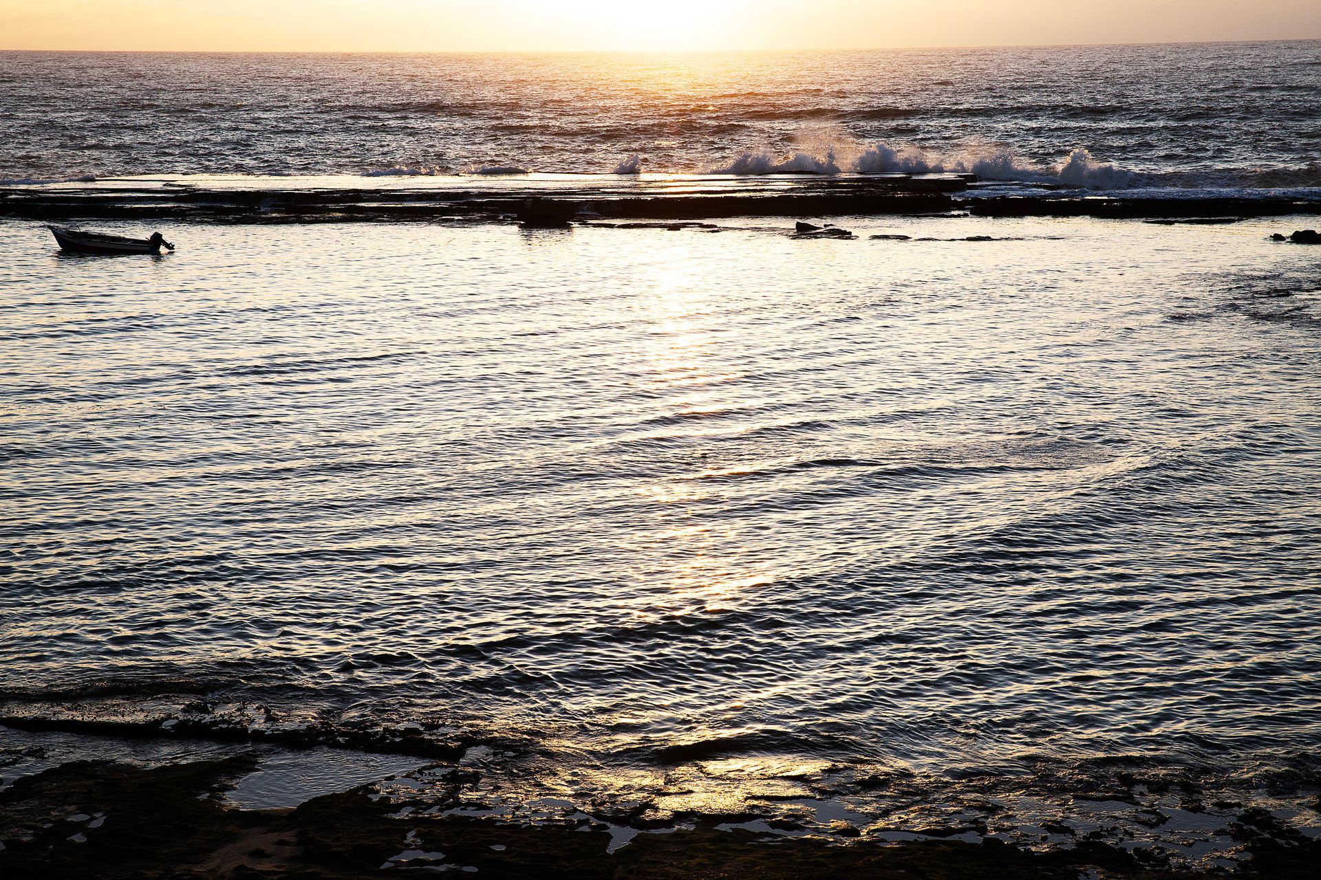 Fotografia fine art do mar de arempebe, nascer do sol,  camaçari Bahia litoral norte, barco no mar