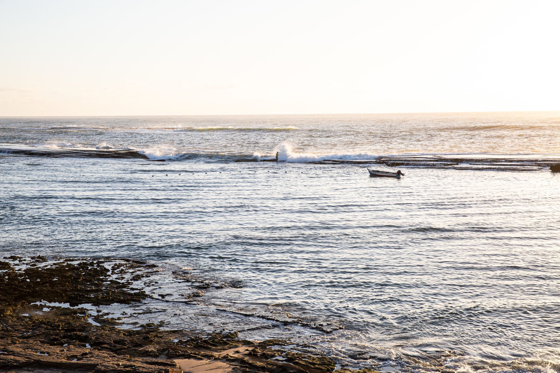 Fotografia fine art do mar de arempebe, nascer do sol,  camaçari Bahia litoral norte, barco no mar, mare alta 