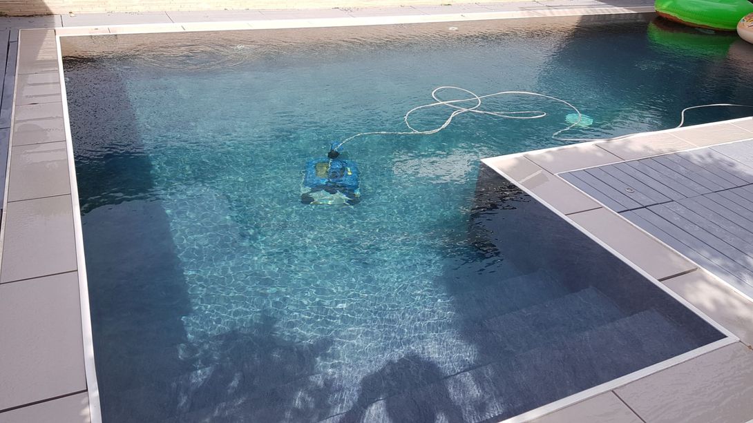 piscina con robot