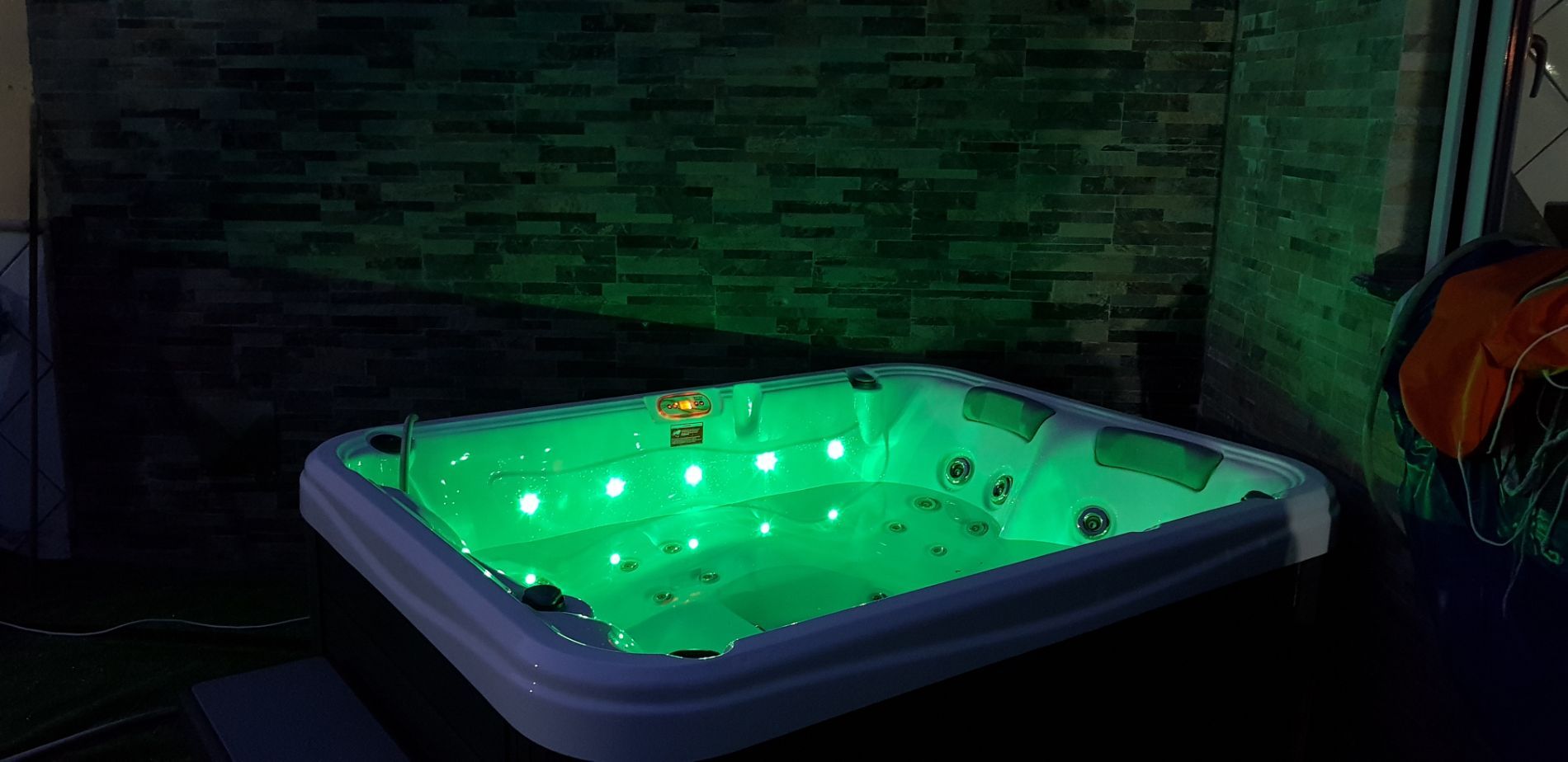 Piscina luce notturna verde