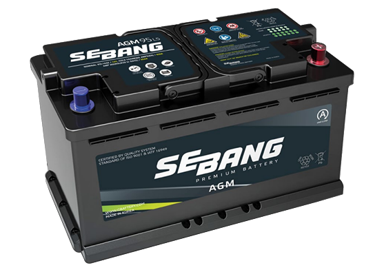 Batería de coche Sebang AGM, negra con terminales azules y rojos.