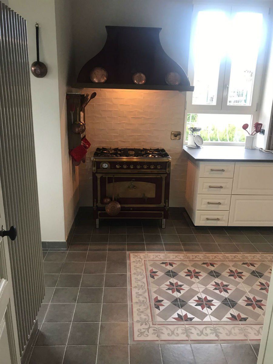 cucina con pavimento con decorazioni