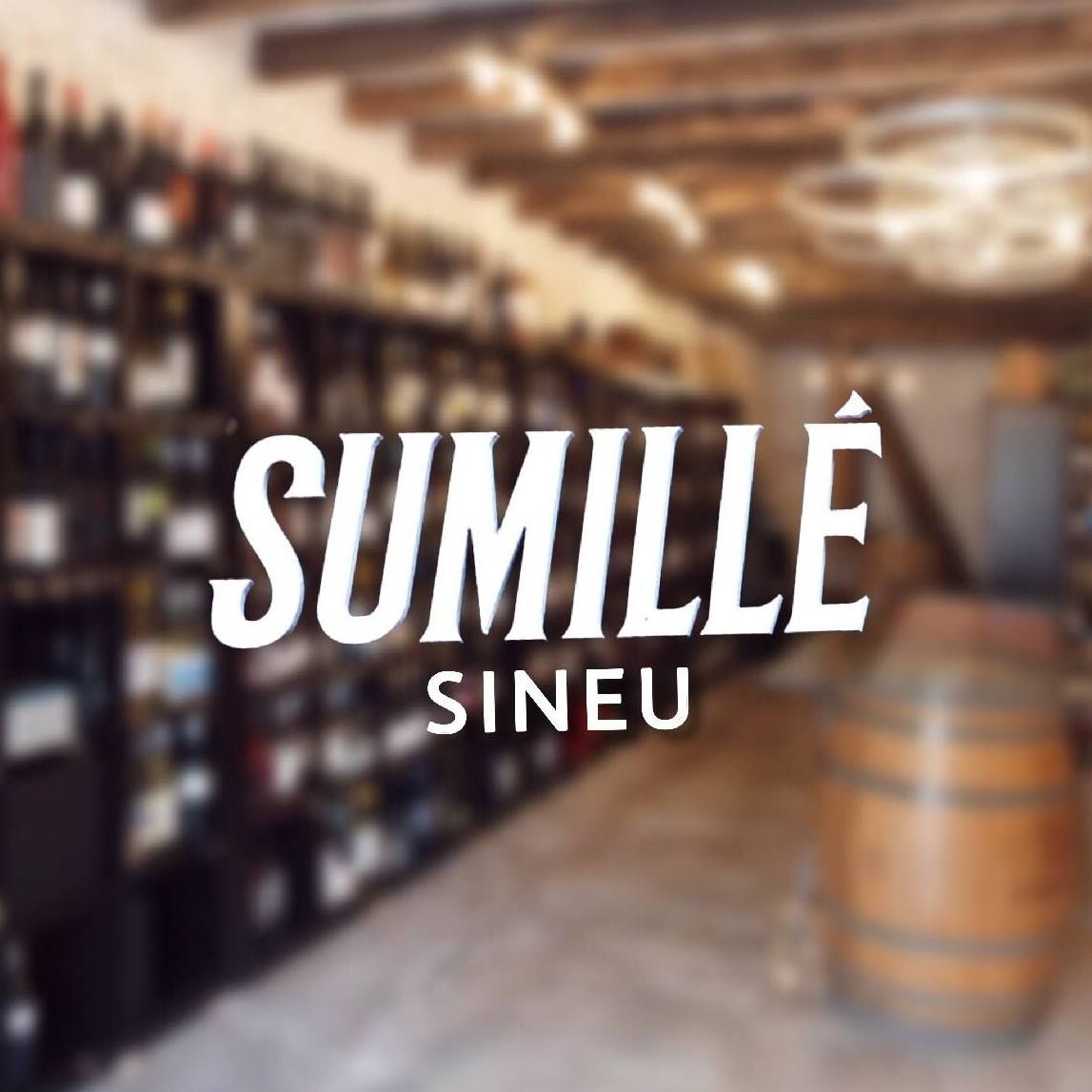 Una imagen borrosa de una tienda de vinos con las palabras sumille sineu