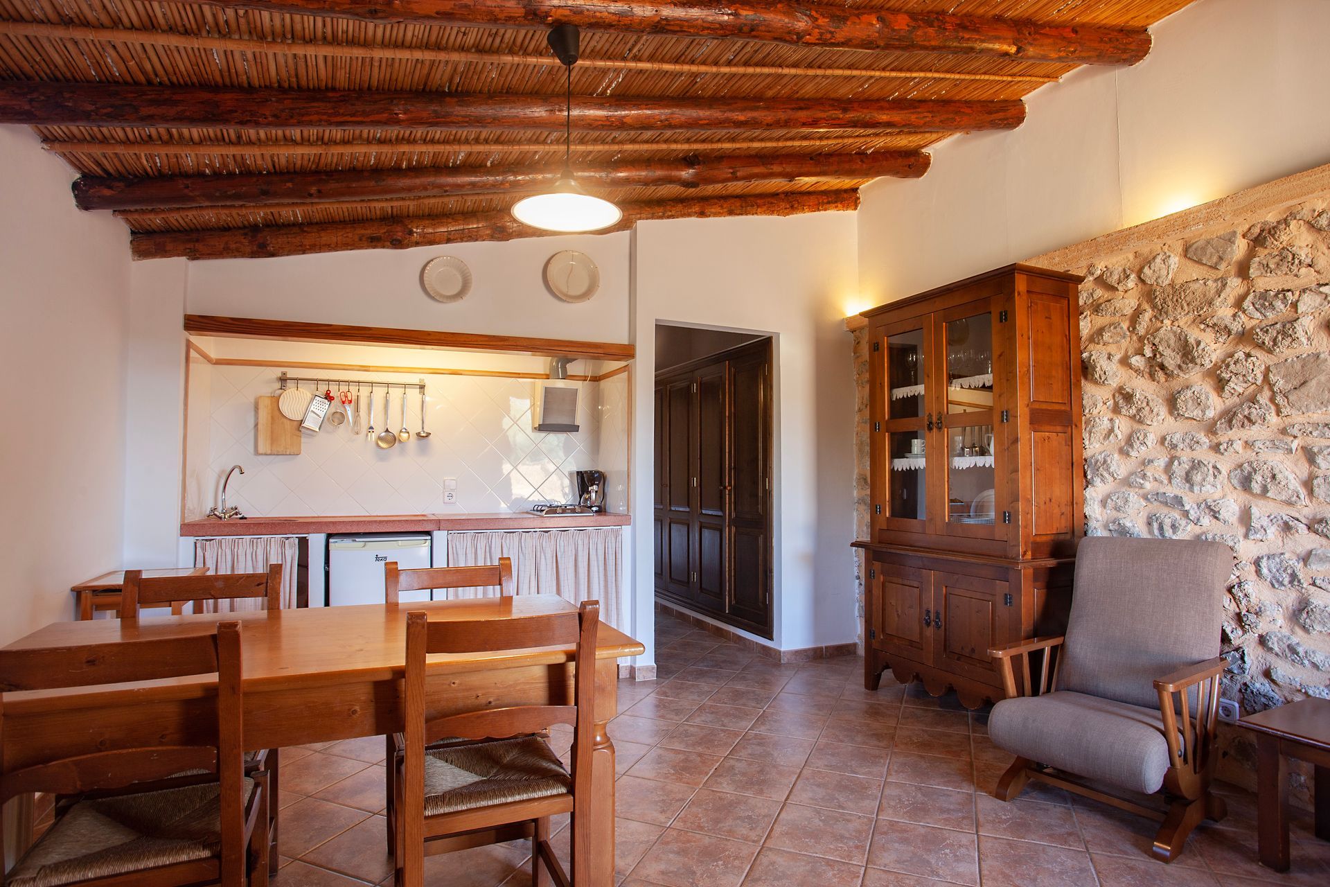 Ein Wohnzimmer mit einem Holztisch und Stühlen