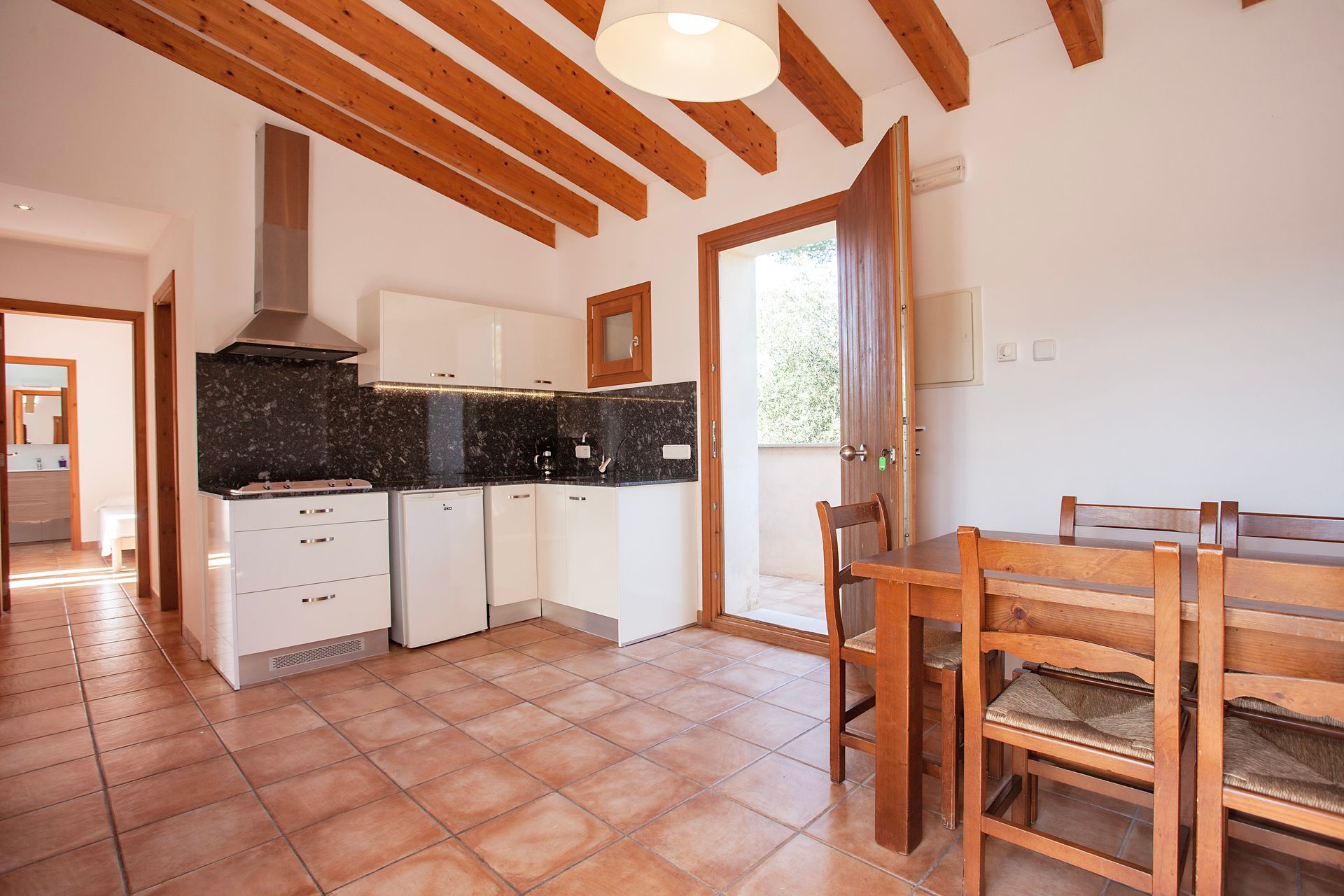 Una cocina con una mesa y sillas.