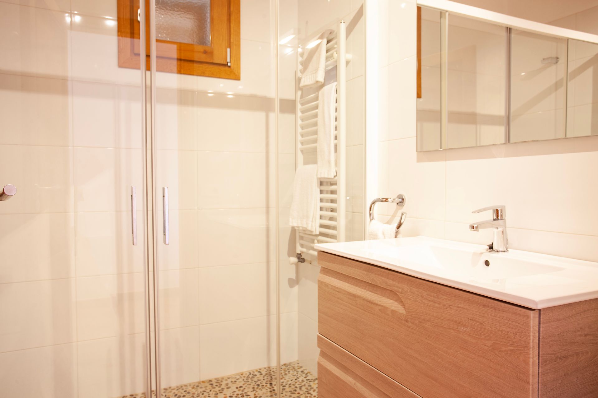 Un baño con lavabo y ducha.