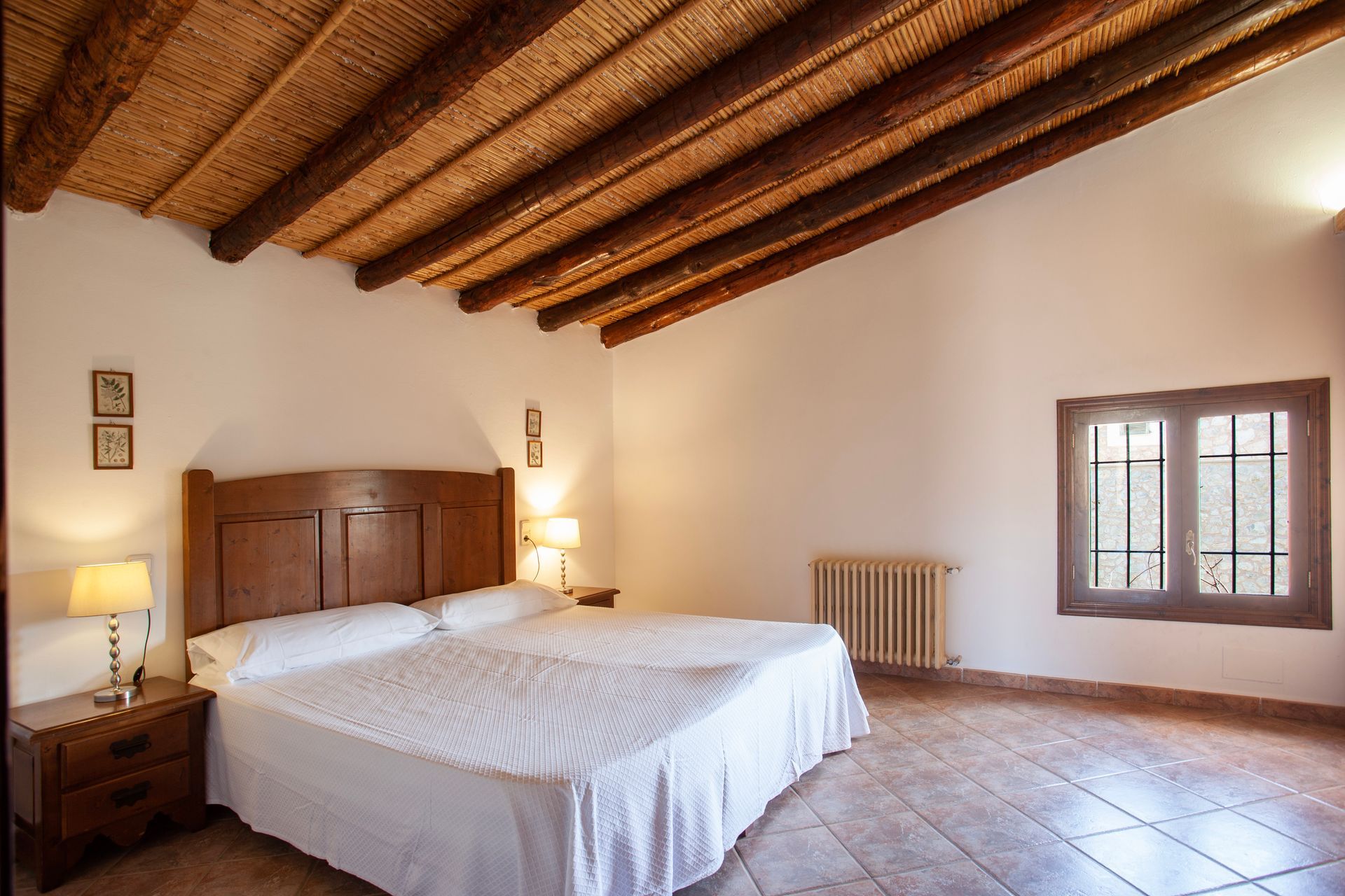 Ein Schlafzimmer mit zwei Betten und einer Holzdecke