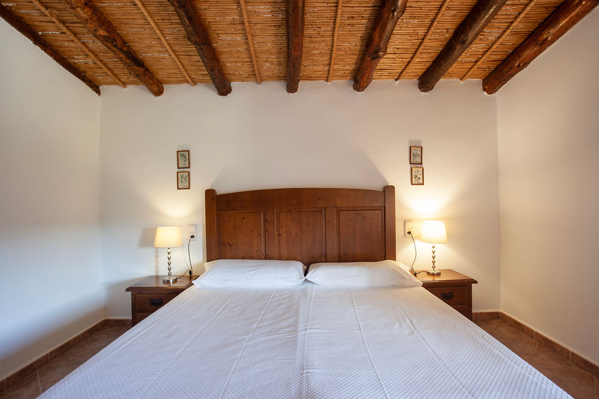 Ein Schlafzimmer mit zwei Betten und einem hölzernen Kopfteil