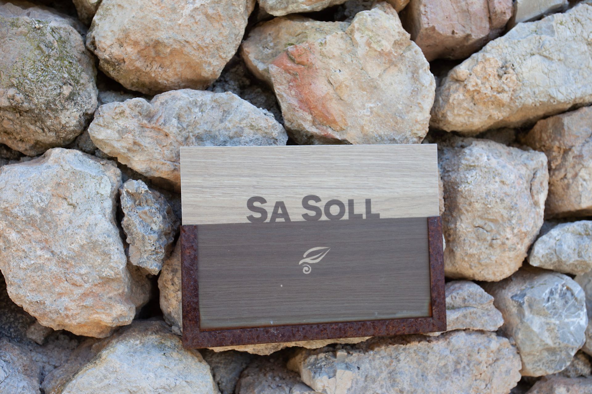 Ein Schild an einer Felswand sagt „Sa soll“